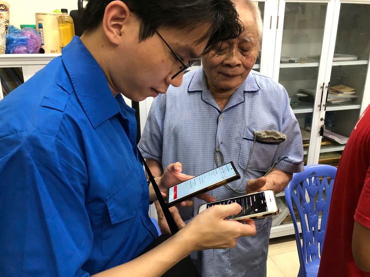 Xã Phù Đổng triển khai chiến dịch“45 ngày đêm ra quân hỗ trợ hoạt động chuyển đổi số tại các thôn TDP trong giai đoạn đầu vận hành mô hình chính quyền địa phương hai cấp”- Ảnh 8.