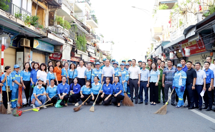 Hanoi top legislator joins Hoan Kiem Ward in citywide cleanup campaign- Ảnh 1.