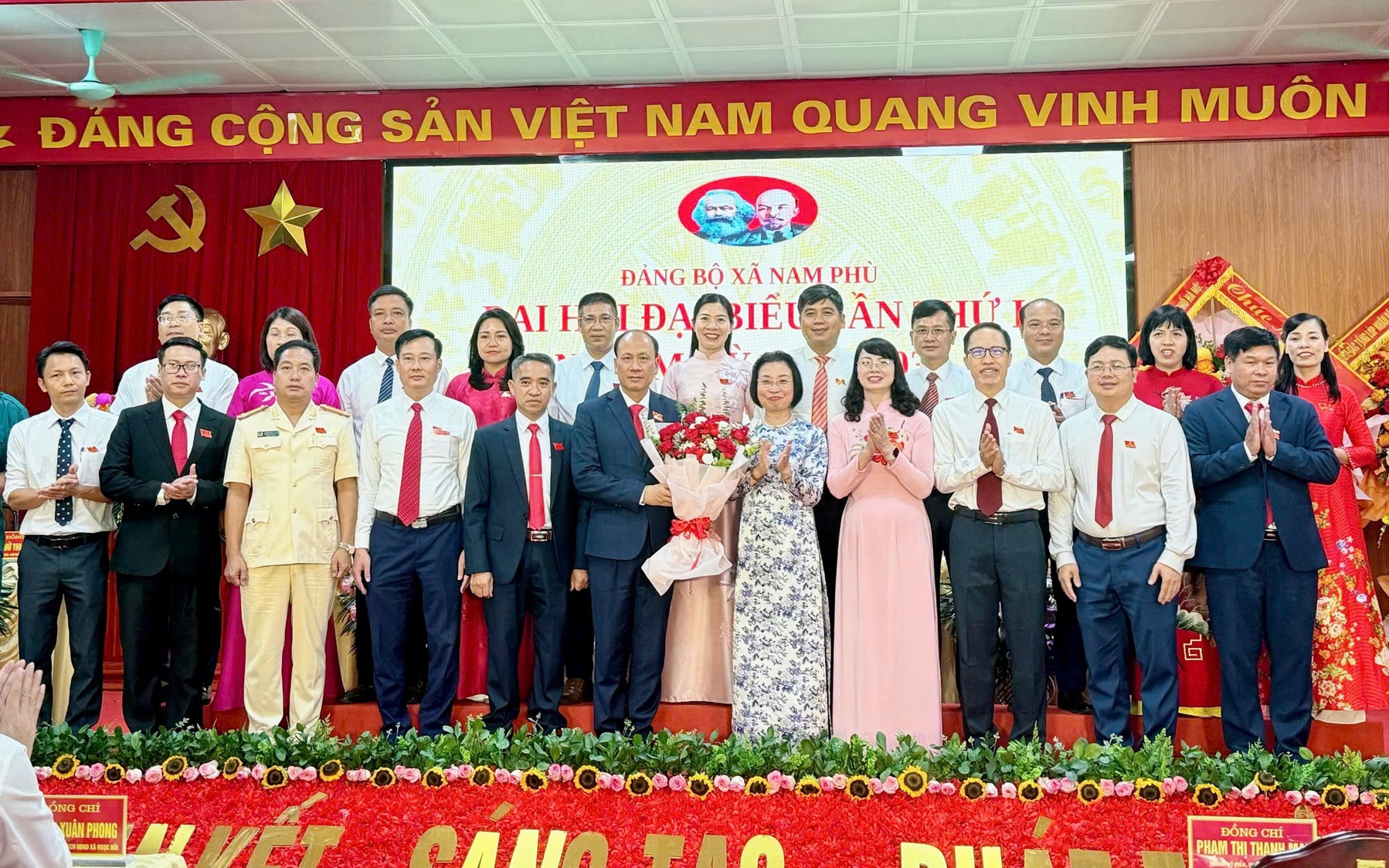 Phó Chủ tịch HĐND Thành phố Phạm Thị Thanh Mai tặng hoa Ban Chấp hành Đảng ủy xã Nam Phù, nhiệm kỳ 2025-2030