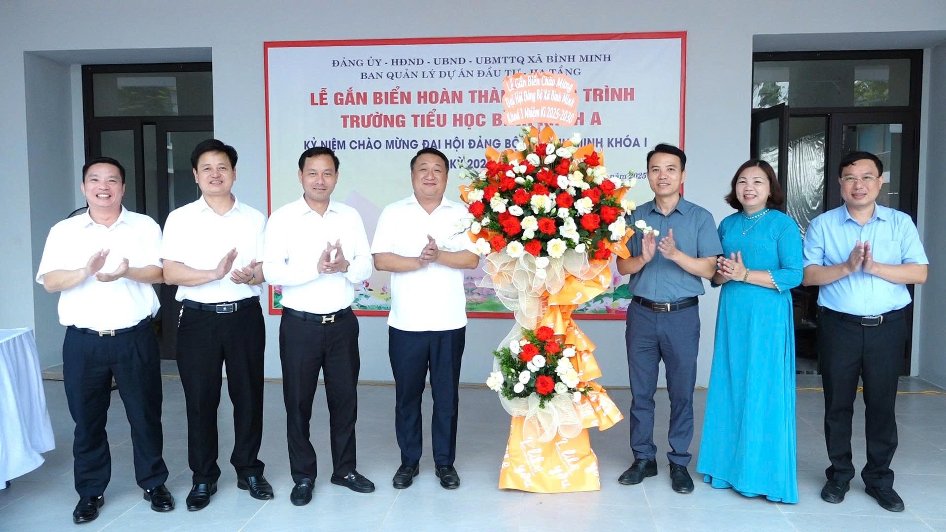 ប៊ិញមិញ៖ ដាក់ស្លាកសញ្ញានៅសាលាបឋមសិក្សា Binh Minh A ដើម្បីស្វាគមន៍មហាសន្និបាតលើកទី១ គណៈកម្មាធិការបក្សឃុំ - រូបថត ១. Bình Minh: Gắn biển công trình Trường Tiểu học Bình Minh A chào mừng Đại hội đại biểu Đảng bộ xã lần thứ I- Ảnh 1.