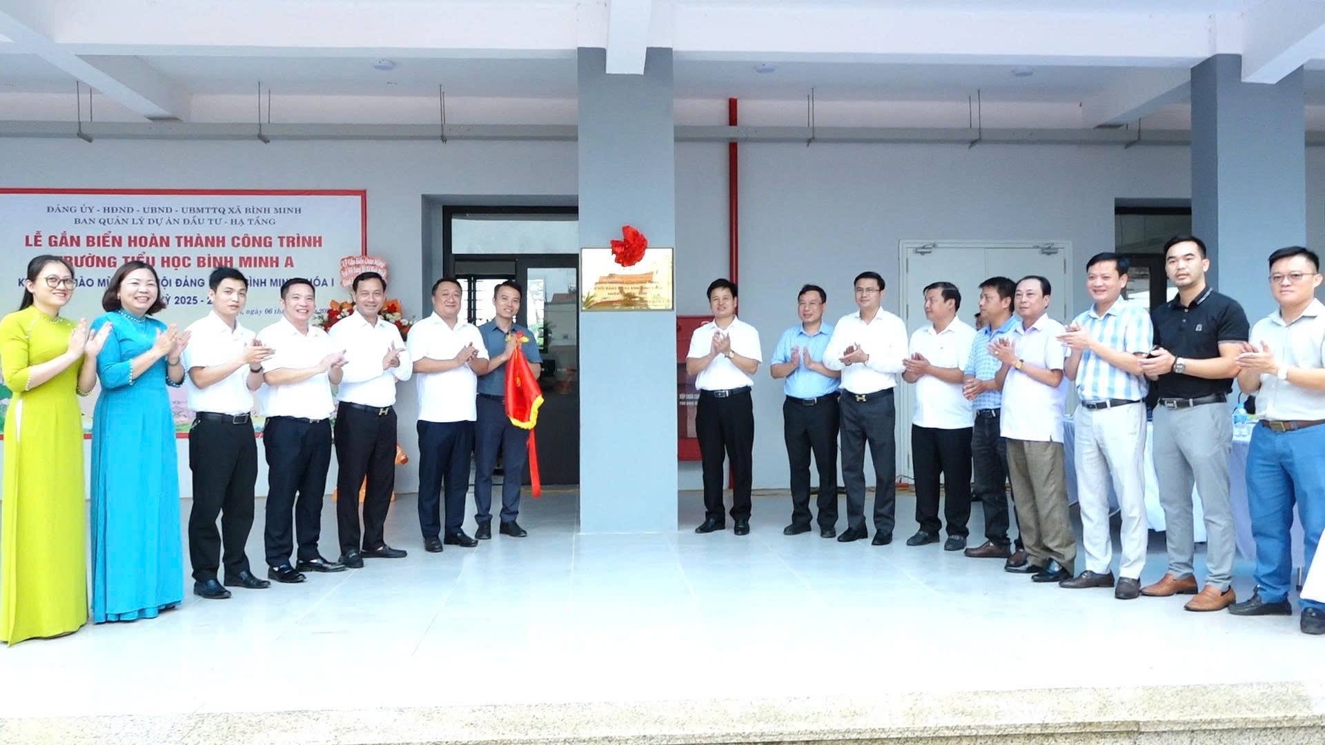 ប៊ិញមិញ៖ ដាក់ស្លាកសញ្ញានៅសាលាបឋមសិក្សា Binh Minh A ដើម្បីស្វាគមន៍មហាសន្និបាតលើកទី១ គណៈកម្មាធិការបក្សឃុំ - រូបថត ៣. Bình Minh: Gắn biển công trình Trường Tiểu học Bình Minh A chào mừng Đại hội đại biểu Đảng bộ xã lần thứ I- Ảnh 3.