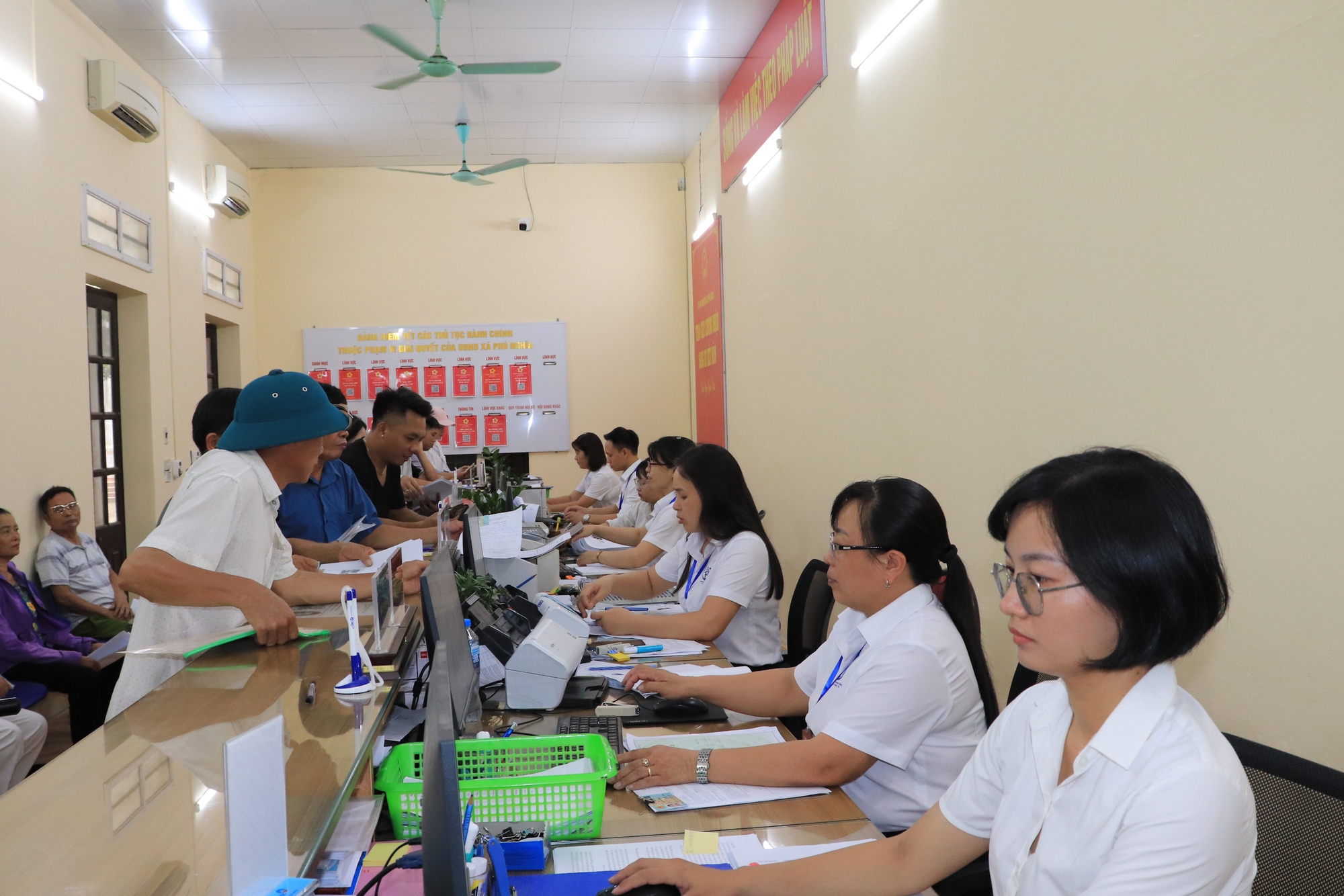 Xã Phú Nghĩa: Gần 4.000 hồ sơ được giải quyết trong tháng đầu vận hành chính quyền địa phương 2 cấp- Ảnh 4.