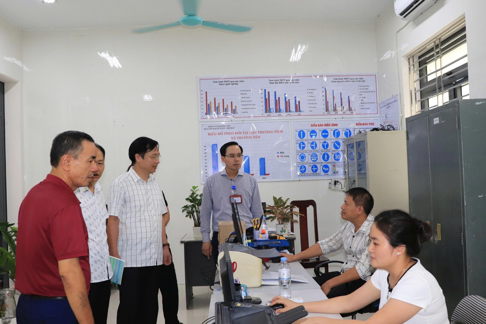 Xã Phú Nghĩa: Gần 4.000 hồ sơ được giải quyết trong tháng đầu vận hành chính quyền địa phương 2 cấp- Ảnh 1.
