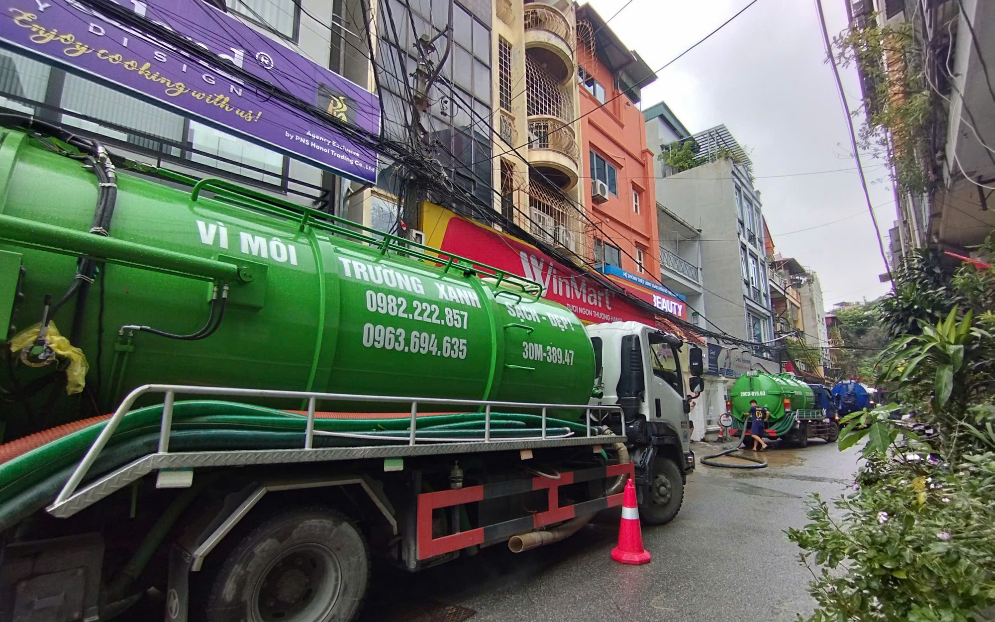  Xe bồn hút bùn được điều động đến hiện trường
