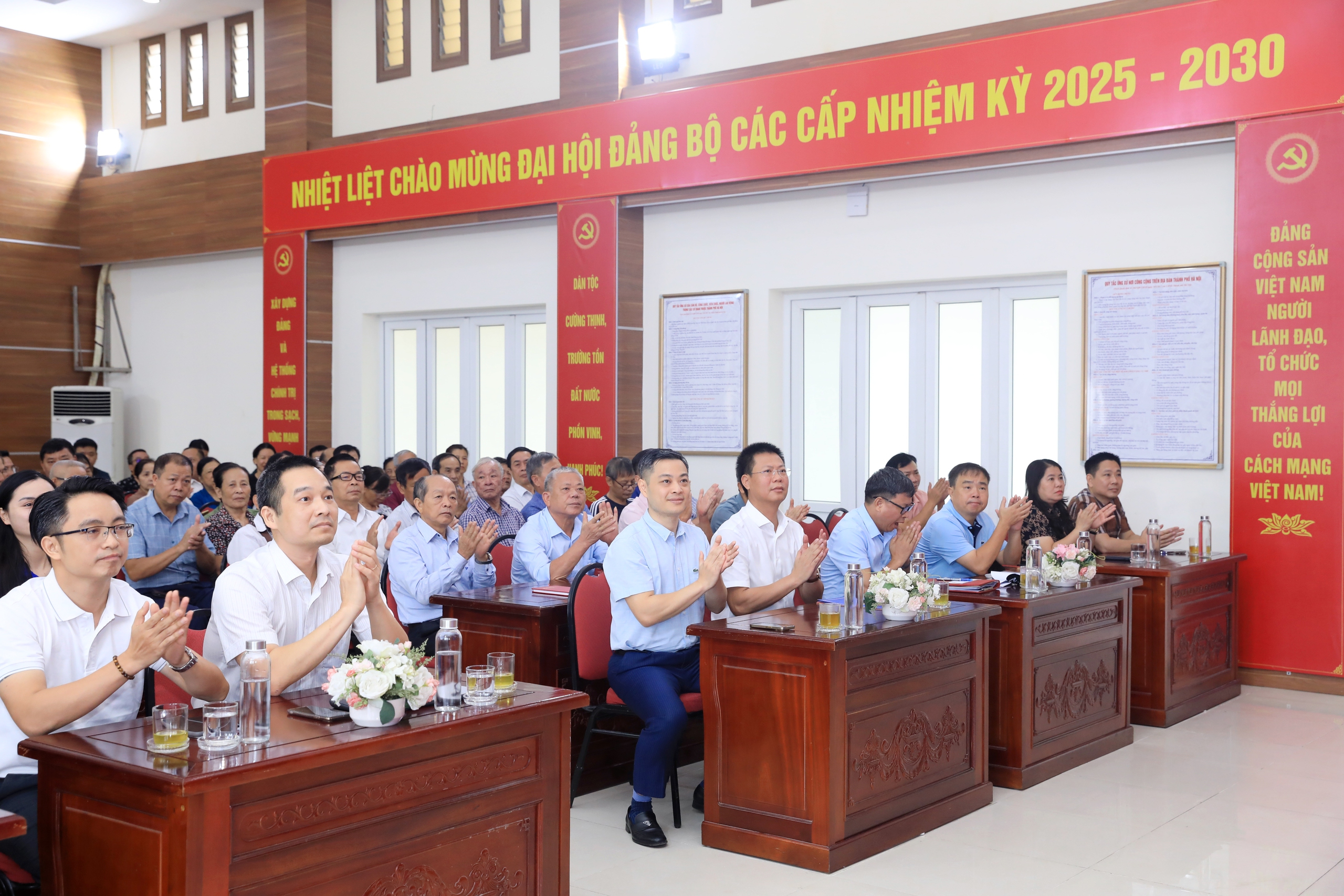 Phu Thuong Ward rief die Bewegung „Digitale Bildung für die Bevölkerung“ ins Leben – Foto 1. Phường Phú Thượng phát động phong trào “Bình dân học vụ số”- Ảnh 1.