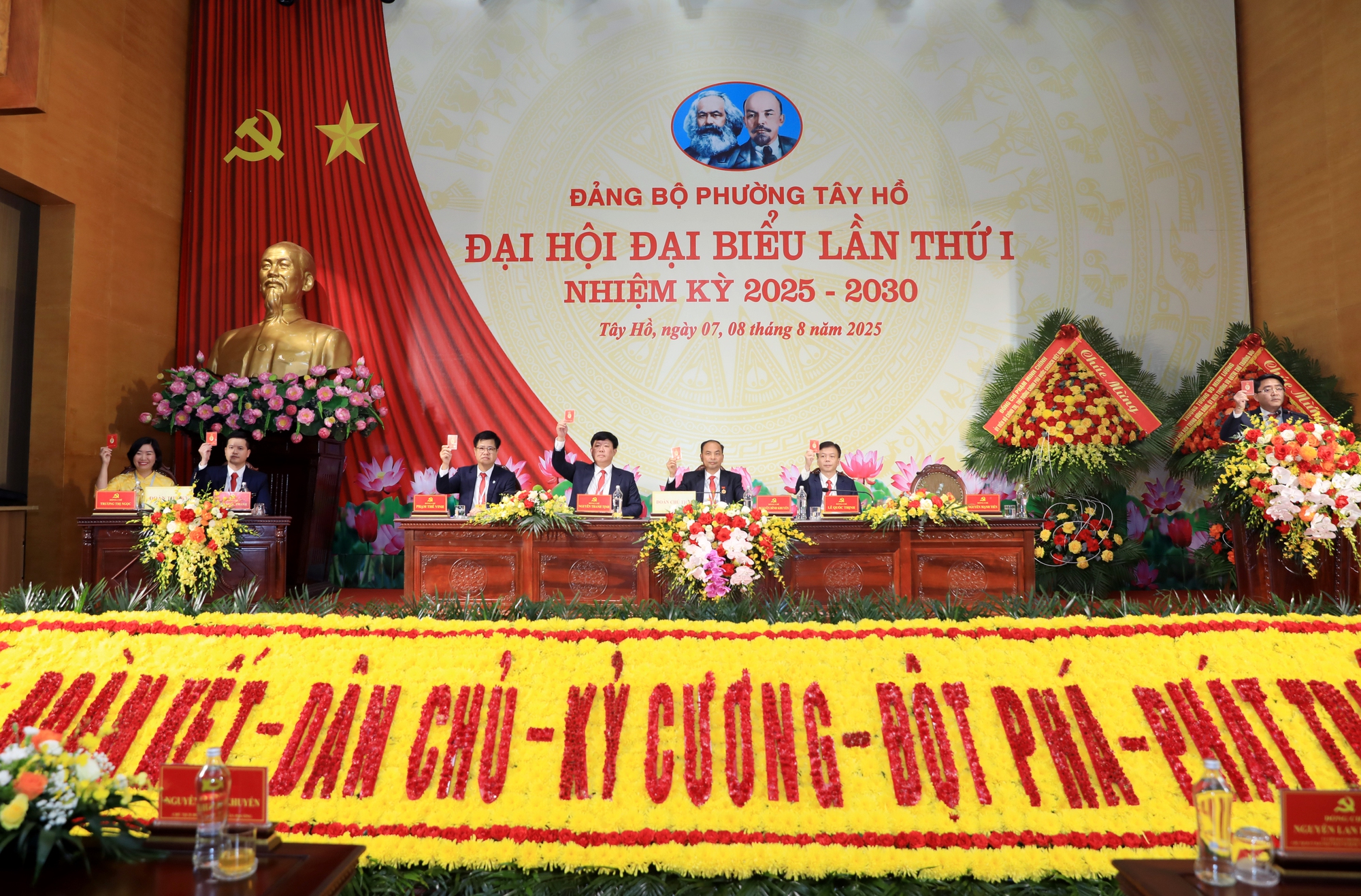 សមាជបក្សលើកទី១ នៃសង្កាត់ Tay Ho បានបើកសម័យប្រជុំបឋម - រូបថតទី៣។ Đại hội đại biểu Đảng bộ phường Tây Hồ lần thứ I tiến hành phiên trù bị- Ảnh 3.