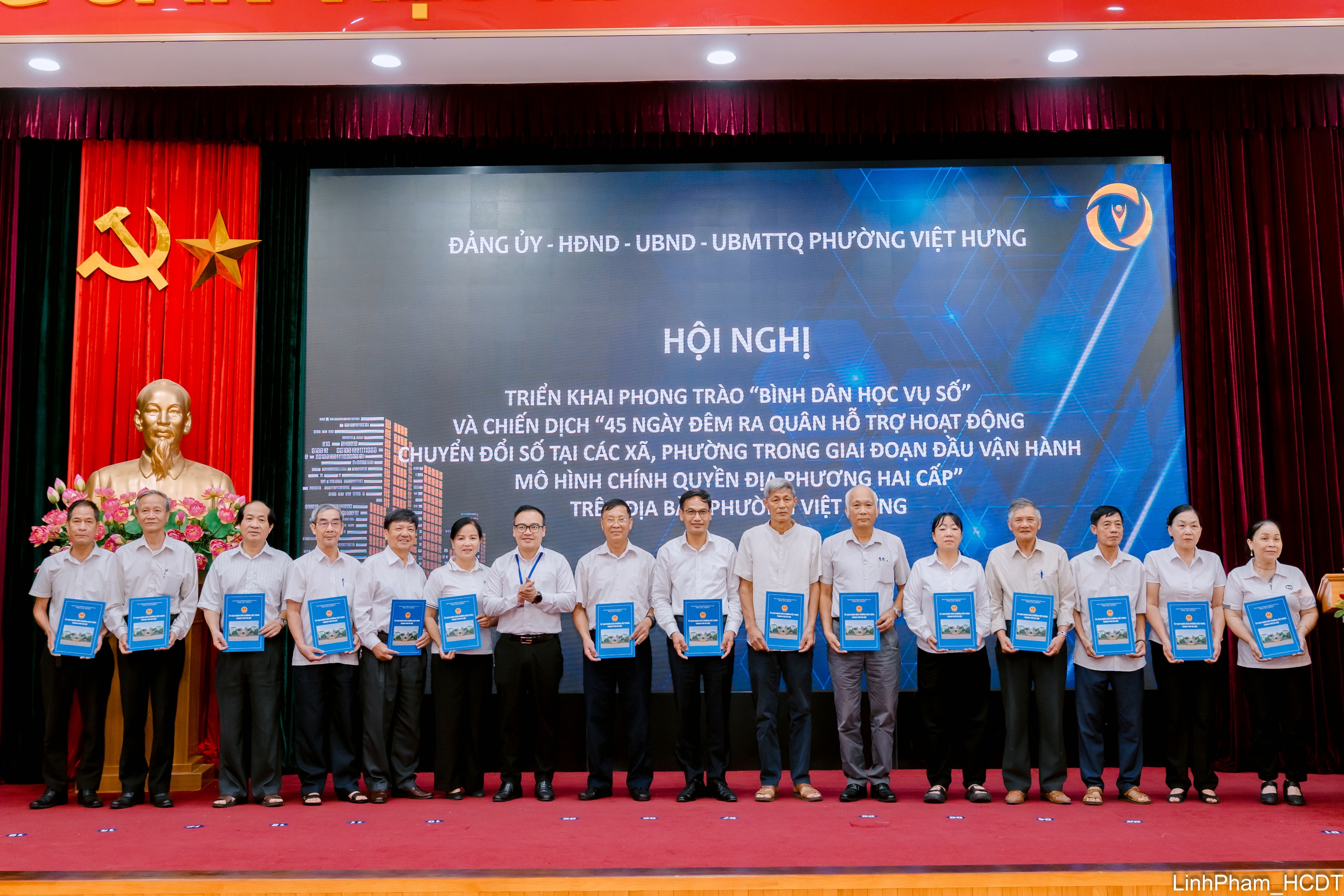 Viet Hung Ward startete die Kampagne „45 Tage und Nächte Unterstützung für Aktivitäten zur digitalen Transformation“ – Foto 2. Phường Việt Hưng triển khai Chiến dịch “45 ngày đêm ra quân hỗ trợ hoạt động chuyển đổi số”- Ảnh 2.