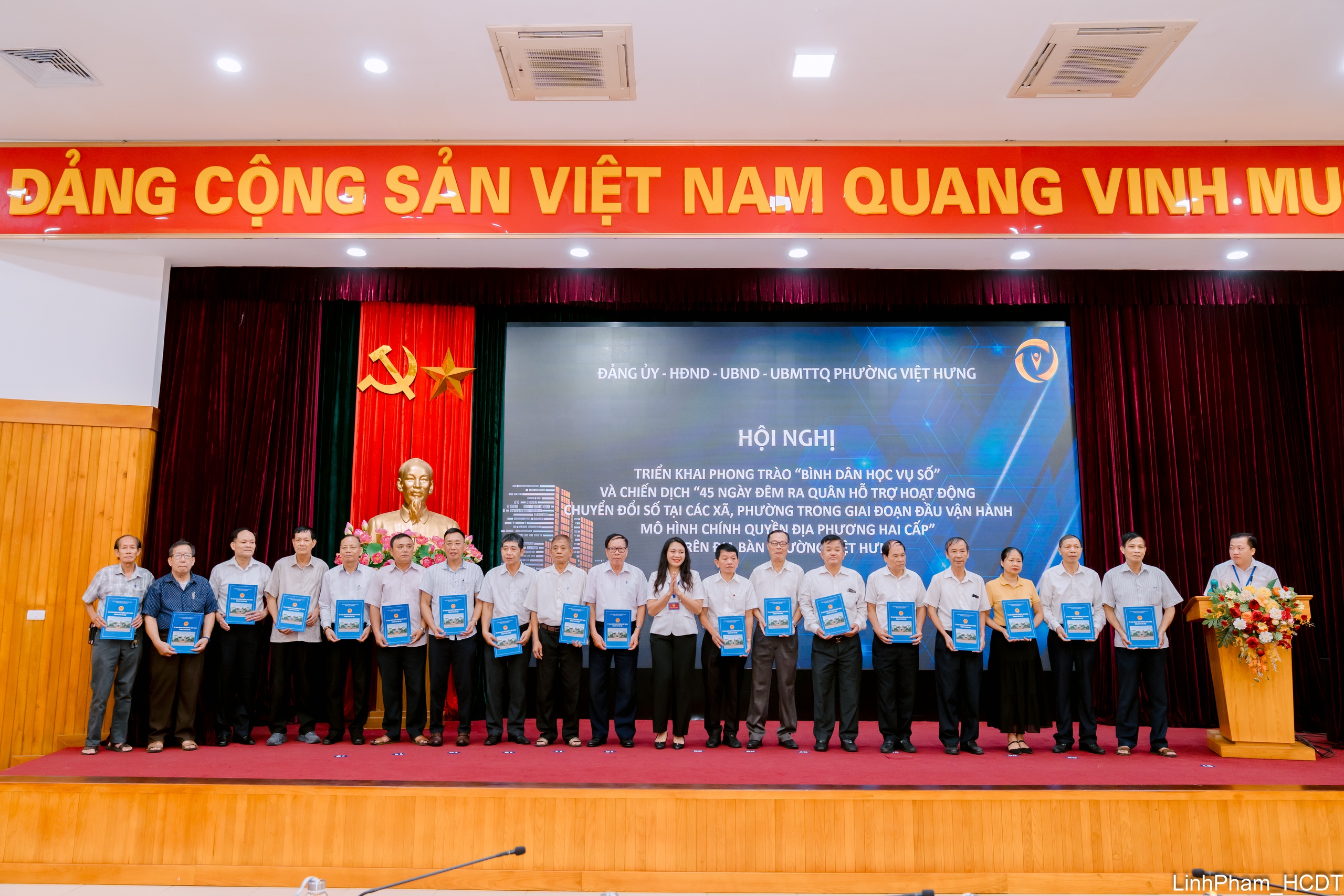 Viet Hung Ward startete die Kampagne „45 Tage und Nächte Unterstützung für Aktivitäten zur digitalen Transformation“ – Foto 4. Phường Việt Hưng triển khai Chiến dịch “45 ngày đêm ra quân hỗ trợ hoạt động chuyển đổi số”- Ảnh 4.