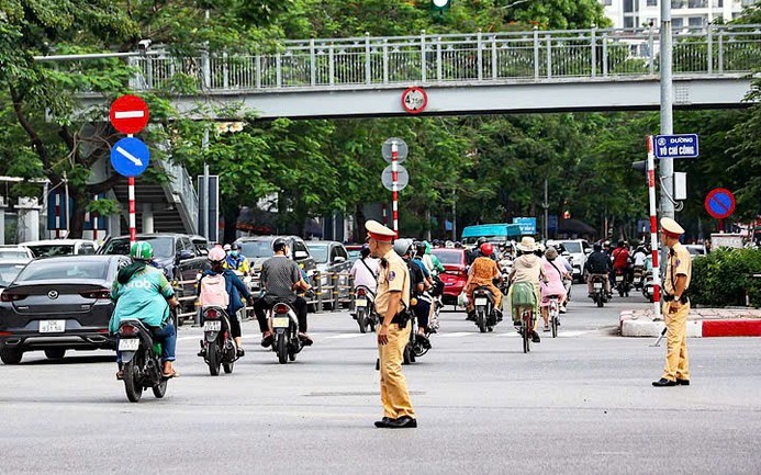 Việc điều chỉnh tổ chức giao thông đường Nguyễn Hoàng Tôn đoạn từ Lạc Long Quân đến đường Võ Chí Công phục vụ thi công công trình sửa chữa, lắp đặt hệ thống thoát nước giải quyết tình trạng ngập úng trên đường Võ Chí Công.