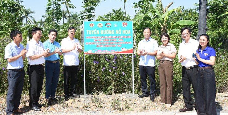 Ứng Hòa: Khởi công xây dựng nhà "Đại đoàn kết" và gắn biển các công trình chào mừng Đại hội Đảng- Ảnh 3.