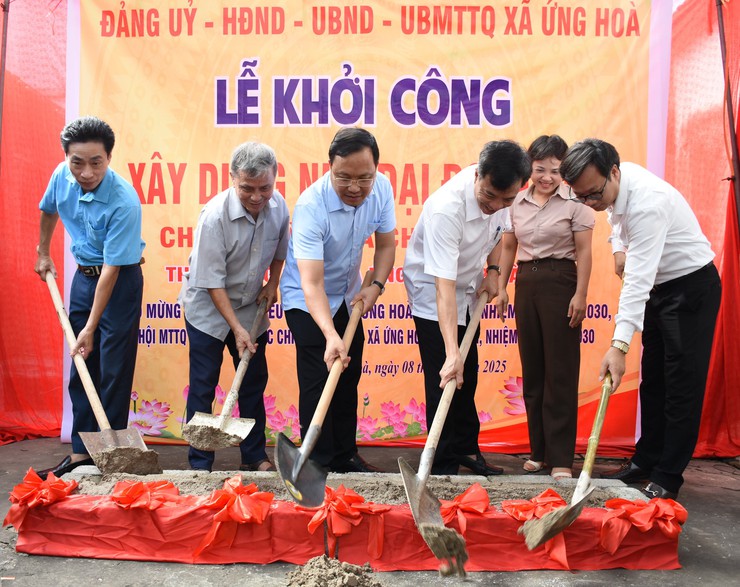 Ứng Hòa: Khởi công xây dựng nhà "Đại đoàn kết" và gắn biển các công trình chào mừng Đại hội Đảng- Ảnh 1.
