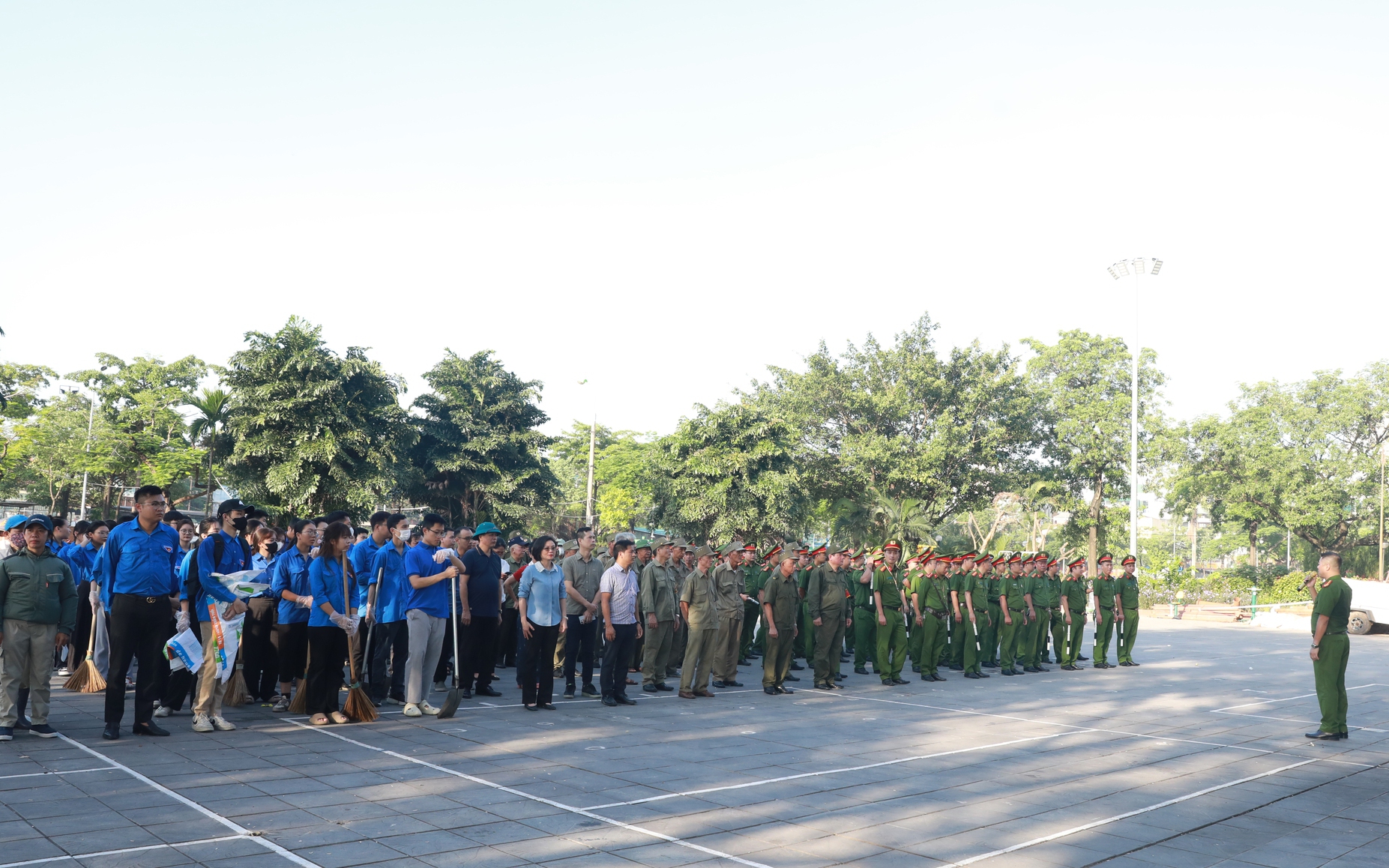 Quang cảnh Lễ ra quân vệ sinh môi trường, trật tự đô thị, sáng 9/8