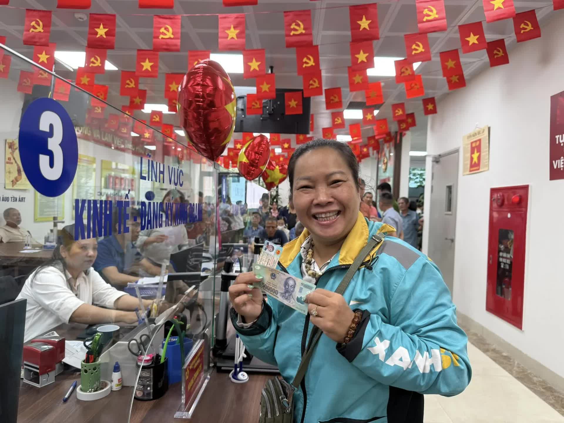 Người dân phường Đống Đa phấn khởi nhận quà nhân kỷ niệm 80 năm Quốc khánh- Ảnh 3.