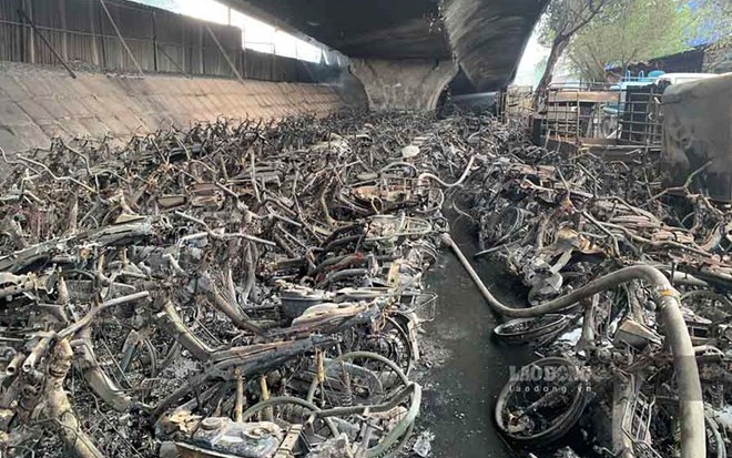 Trong ảnh, bên trong hiện trường vụ cháy dưới gầm cầu Vĩnh Tuy.