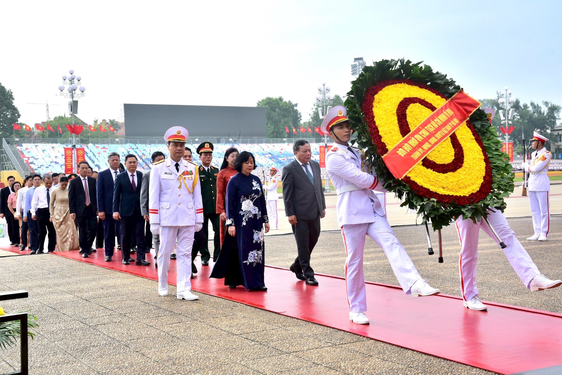 Lãnh đạo Đảng, Nhà nước và thành phố Hà Nội viếng Chủ tịch Hồ Chí Minh, các Anh hùng liệt sĩ- Ảnh 3.