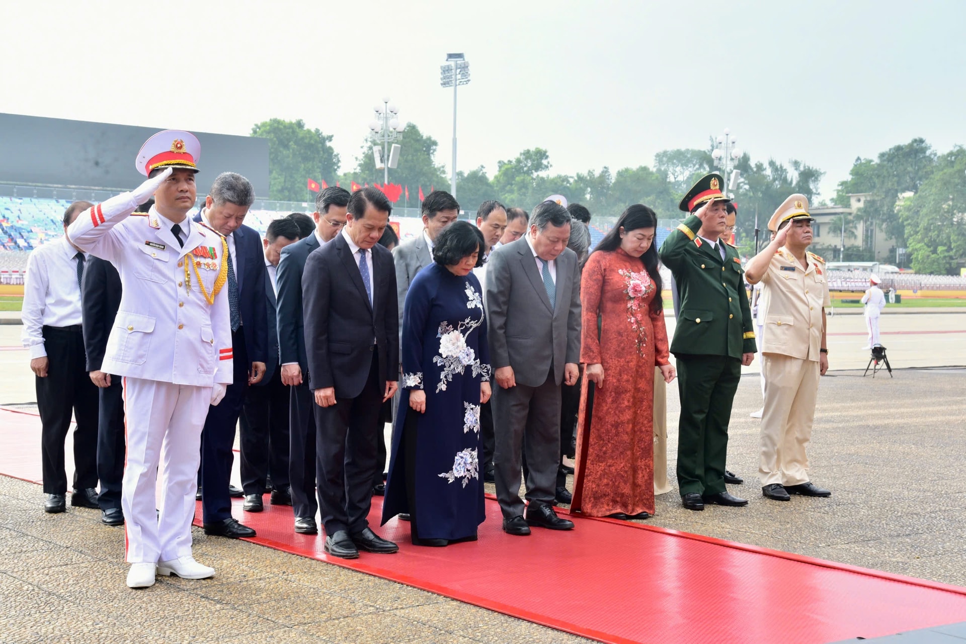 Lãnh đạo Đảng, Nhà nước và thành phố Hà Nội viếng Chủ tịch Hồ Chí Minh, các Anh hùng liệt sĩ- Ảnh 4.