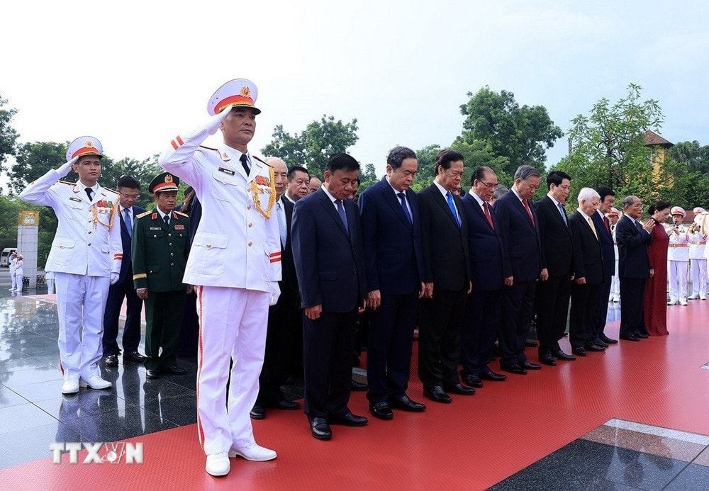 Lãnh đạo Đảng, Nhà nước và thành phố Hà Nội viếng Chủ tịch Hồ Chí Minh, các Anh hùng liệt sĩ- Ảnh 2.