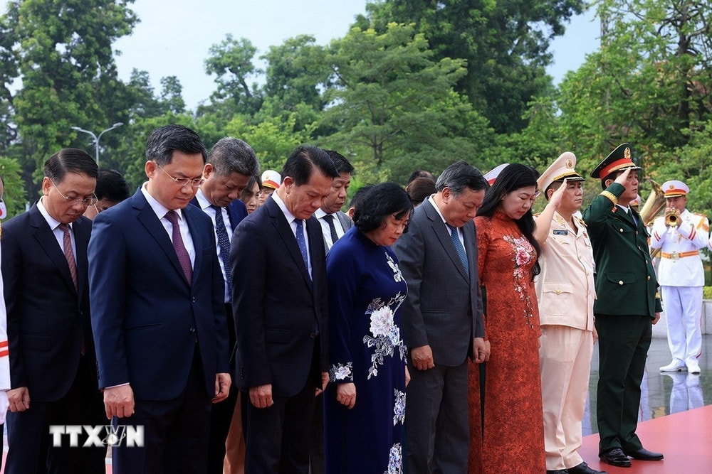 Lãnh đạo Đảng, Nhà nước và thành phố Hà Nội viếng Chủ tịch Hồ Chí Minh, các Anh hùng liệt sĩ- Ảnh 5.