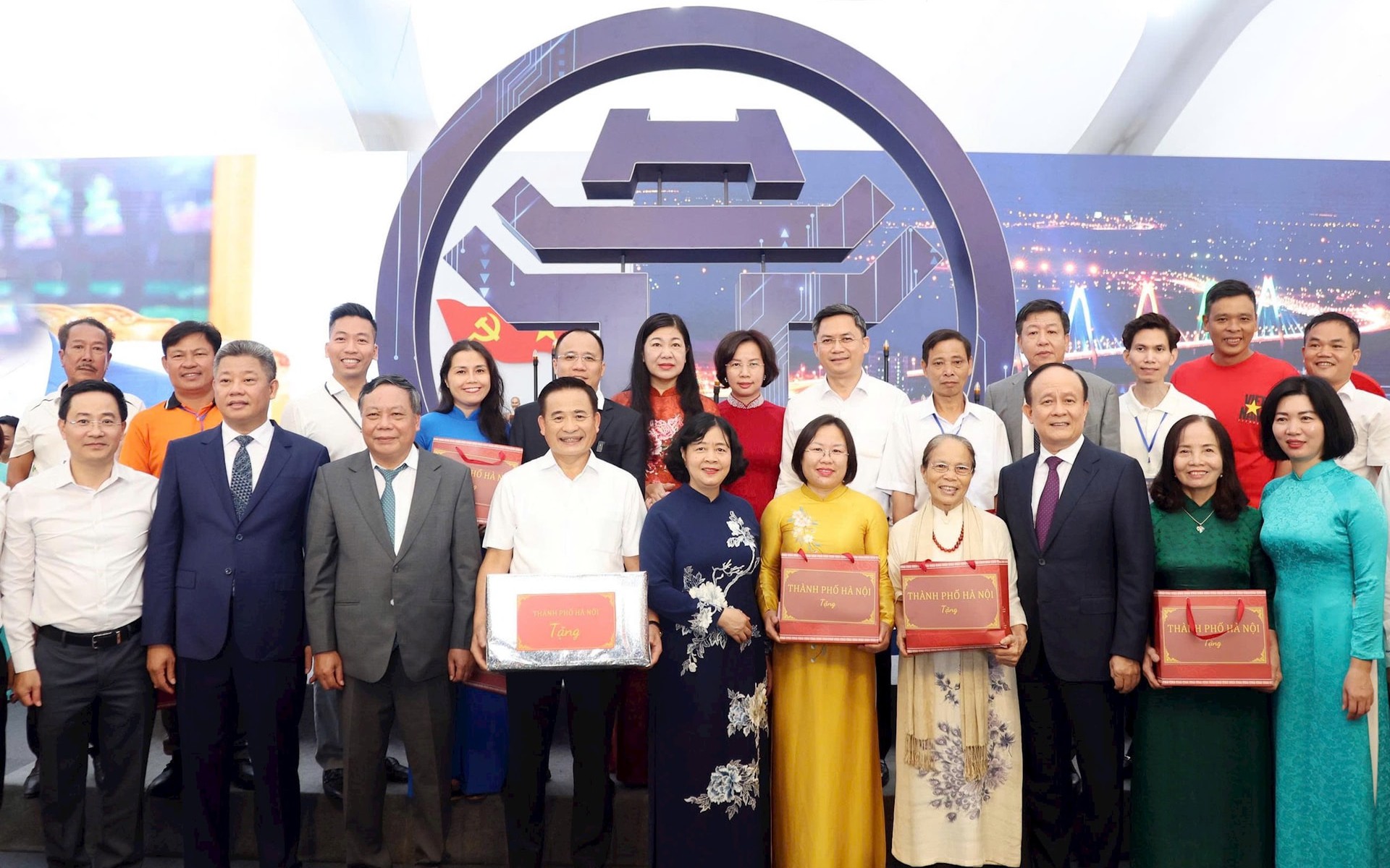 Lãnh đạo Thành phố tham quan hai không gian trưng bày của Hà Nội tại Trung tâm Triển lãm Quốc gia
