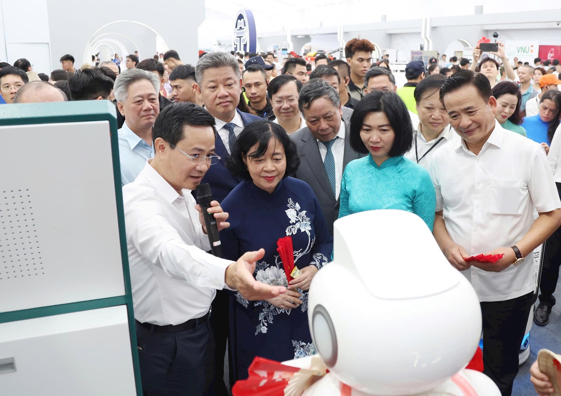 Lãnh đạo Thành phố tham quan hai không gian trưng bày của Hà Nội tại Trung tâm Triển lãm Quốc gia- Ảnh 12.
