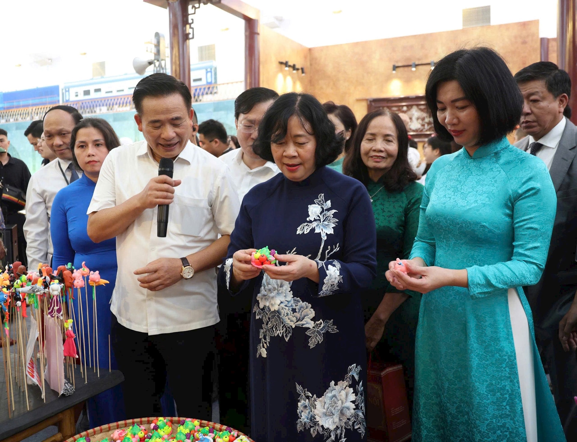 Lãnh đạo Thành phố tham quan hai không gian trưng bày của Hà Nội tại Trung tâm Triển lãm Quốc gia- Ảnh 8.