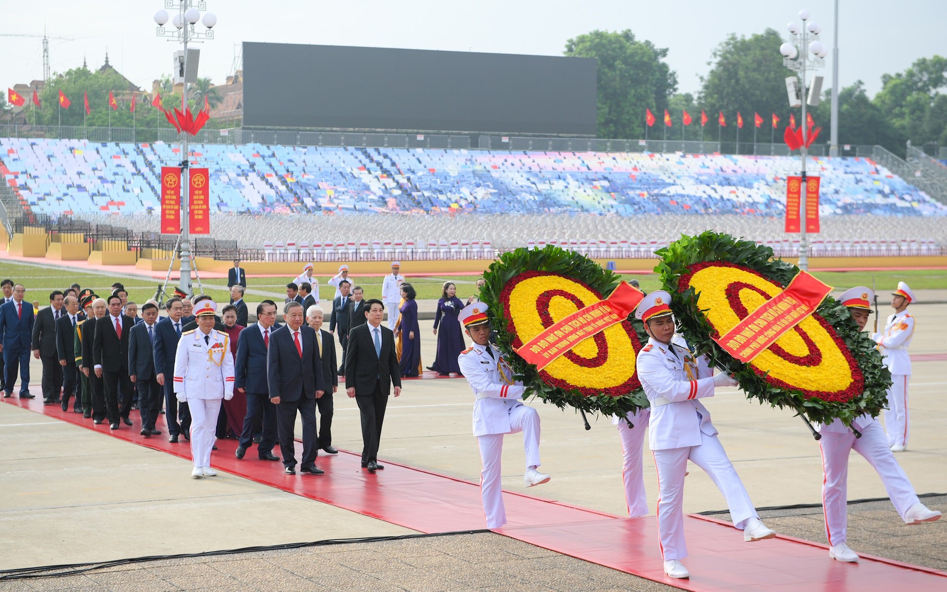 Lãnh đạo Đảng, Nhà nước và thành phố Hà Nội viếng Chủ tịch Hồ Chí Minh, các Anh hùng liệt sĩ