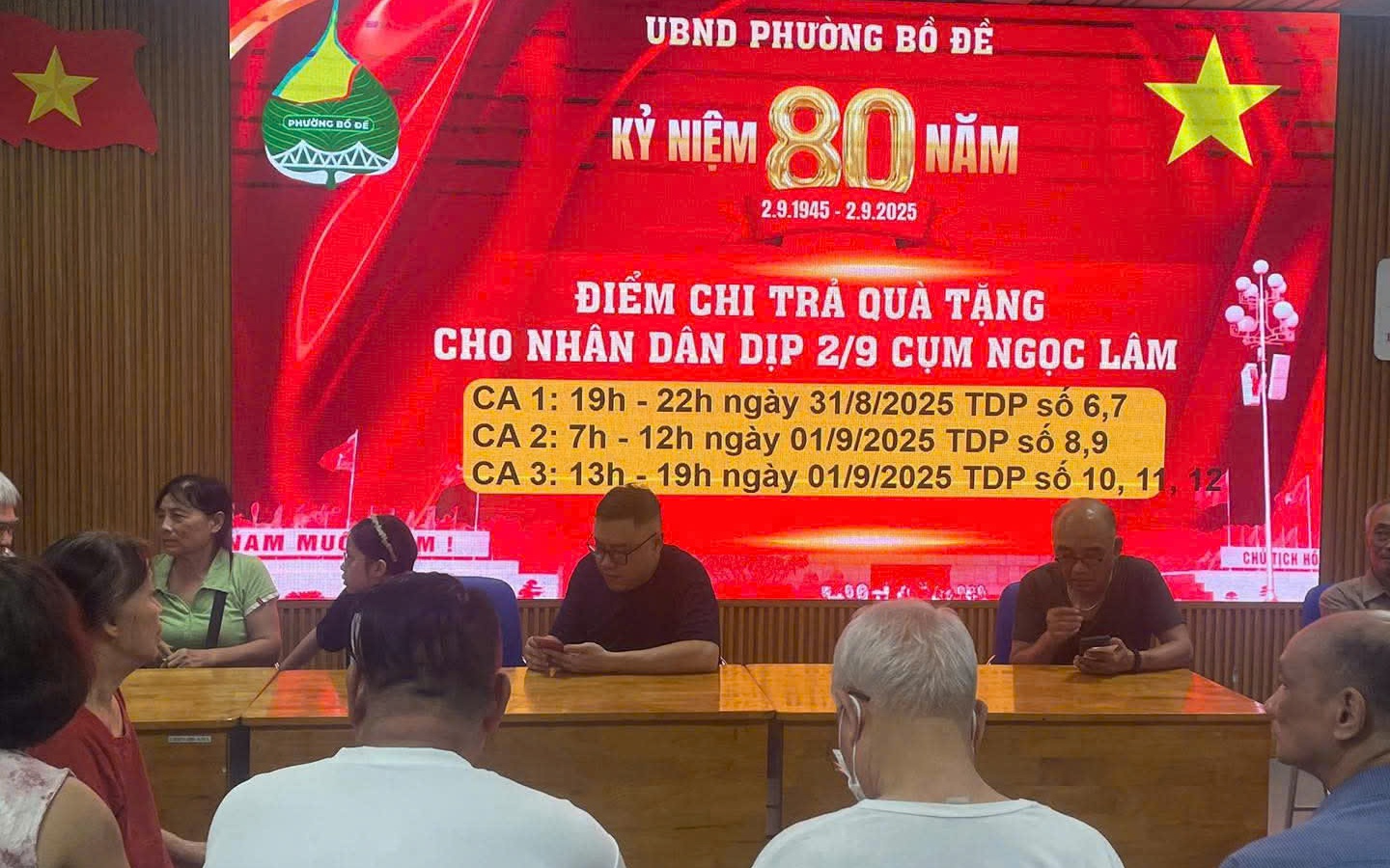 Quang cảnh buổi chi trả tại phường Bồ Đề