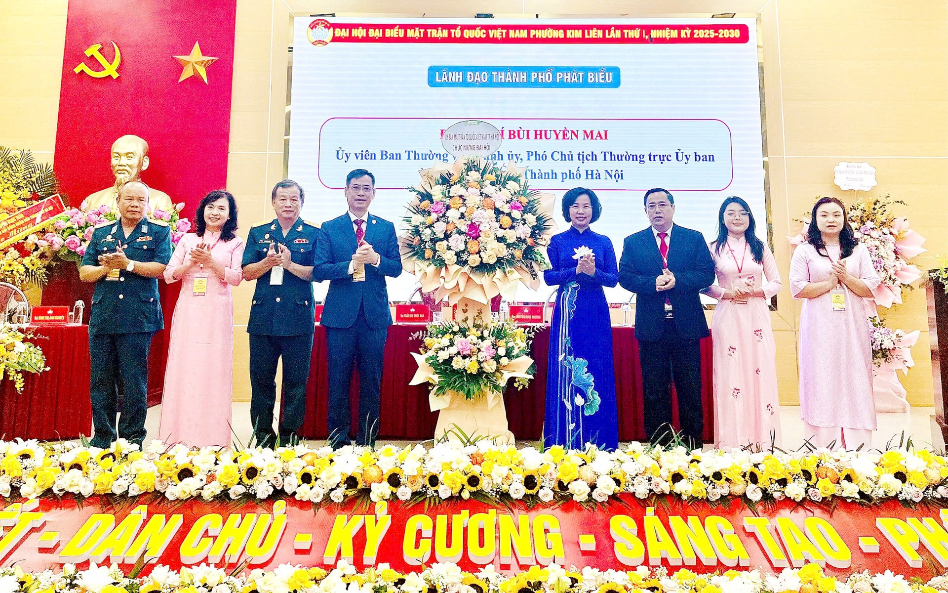 Phó Chủ tịch Thường trực Ủy ban Mặt trận Tổ quốc Việt Nam thành phố Hà Nội Bùi Huyền Mai tặng hoa chúc mừng Đại hội