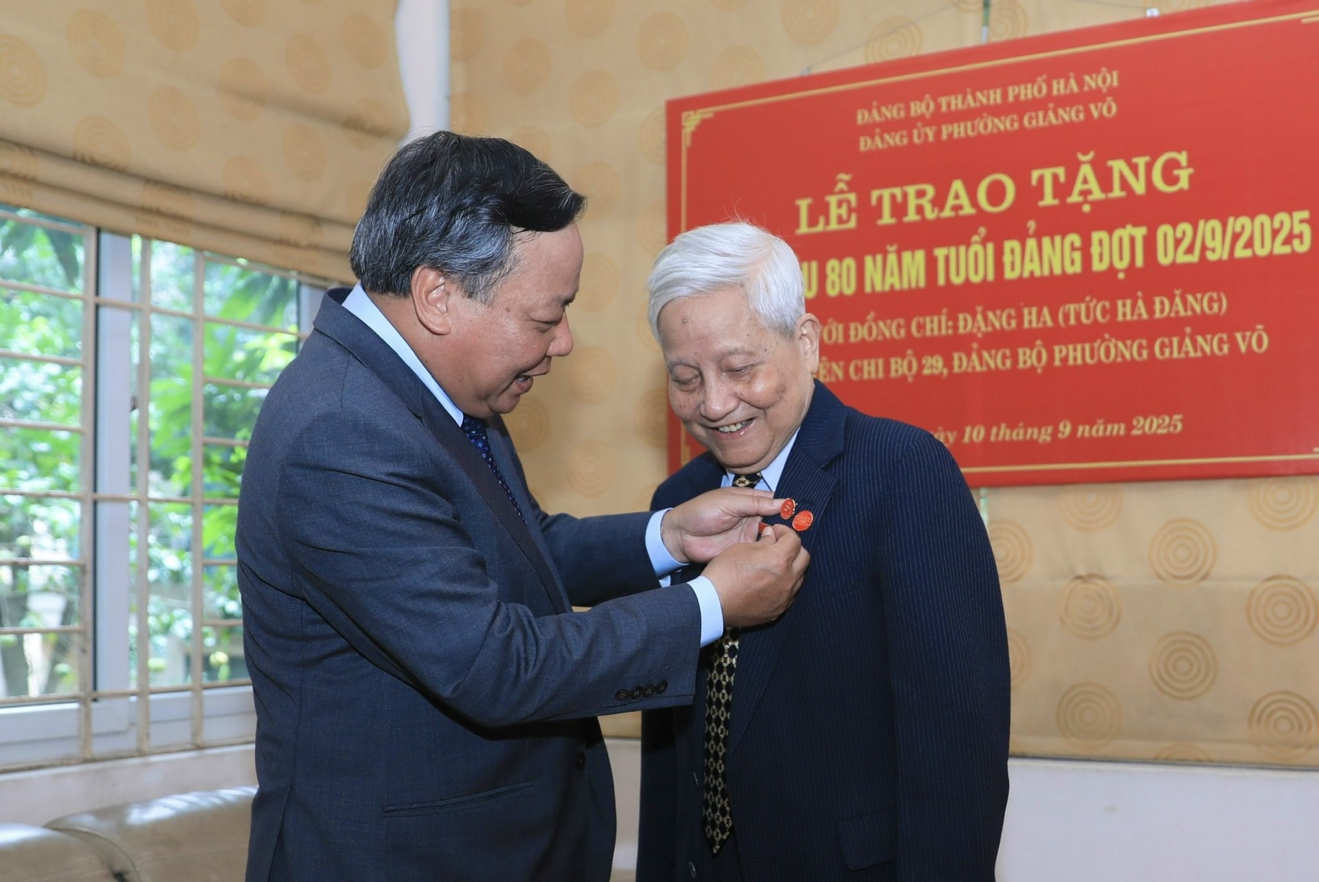 Trao Huy hiệu 80 năm tuổi Đảng tặng Nhà báo lão thành Hà Đăng- Ảnh 1.