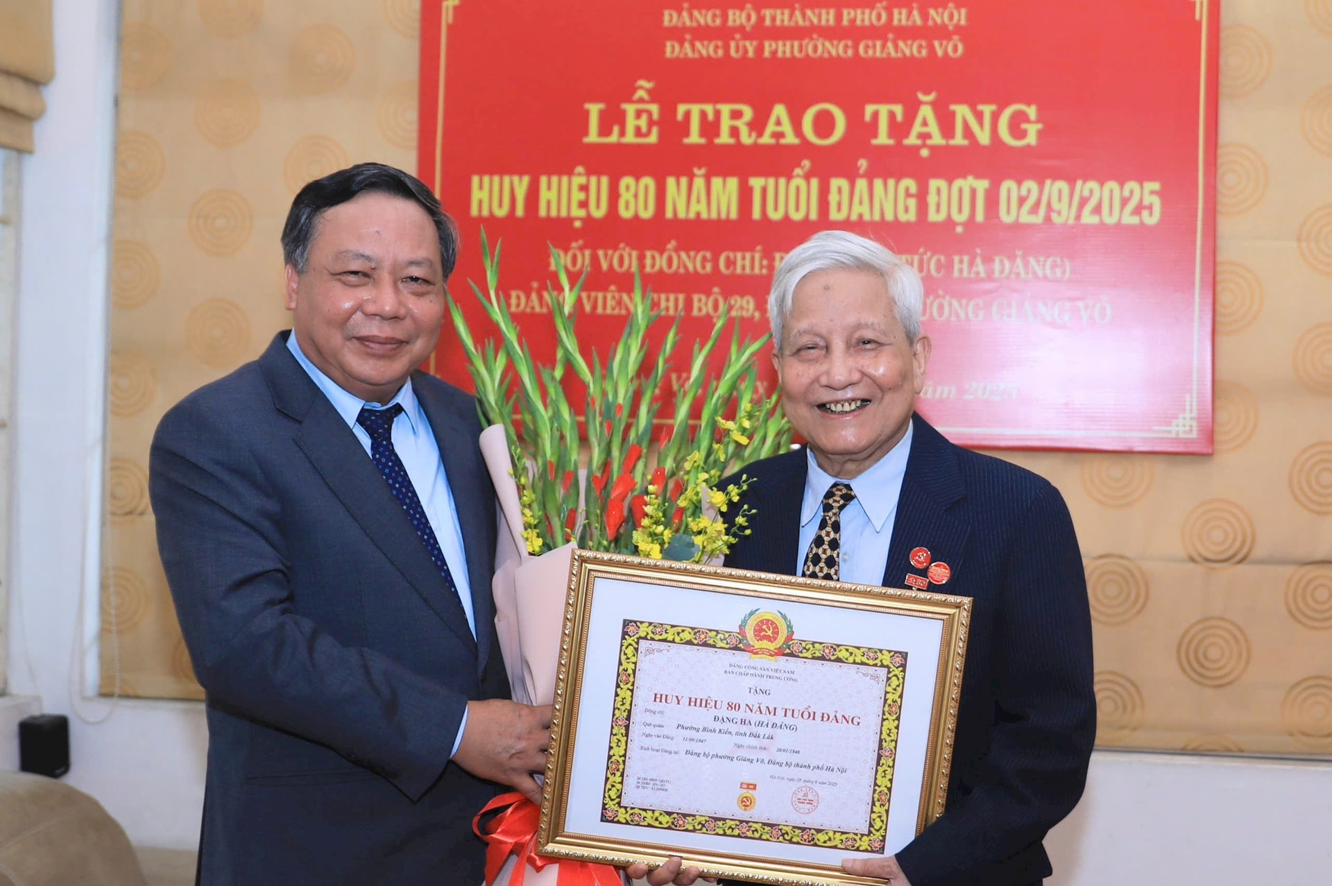 Trao Huy hiệu 80 năm tuổi Đảng tặng Nhà báo lão thành Hà Đăng- Ảnh 2.