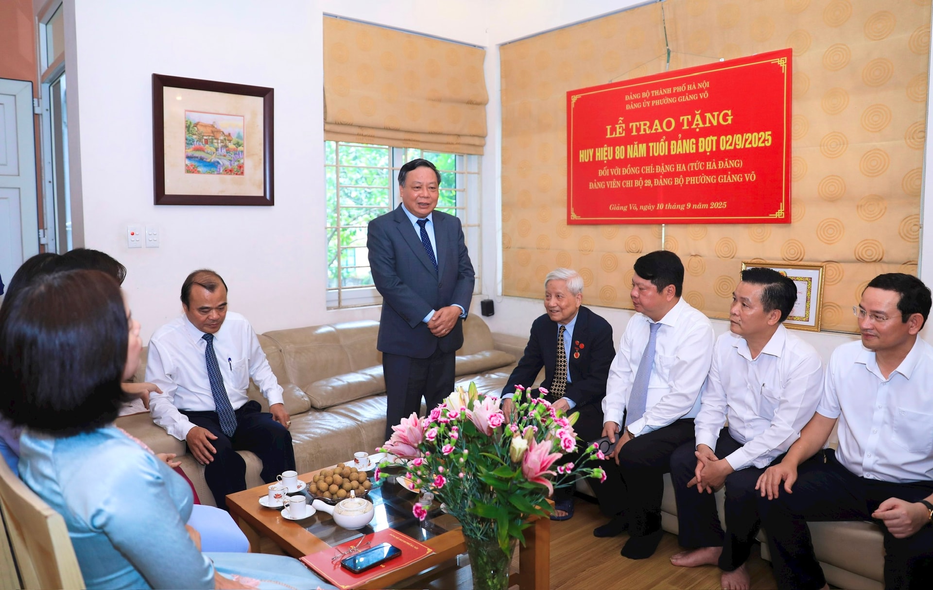 Trao Huy hiệu 80 năm tuổi Đảng tặng Nhà báo lão thành Hà Đăng- Ảnh 3.