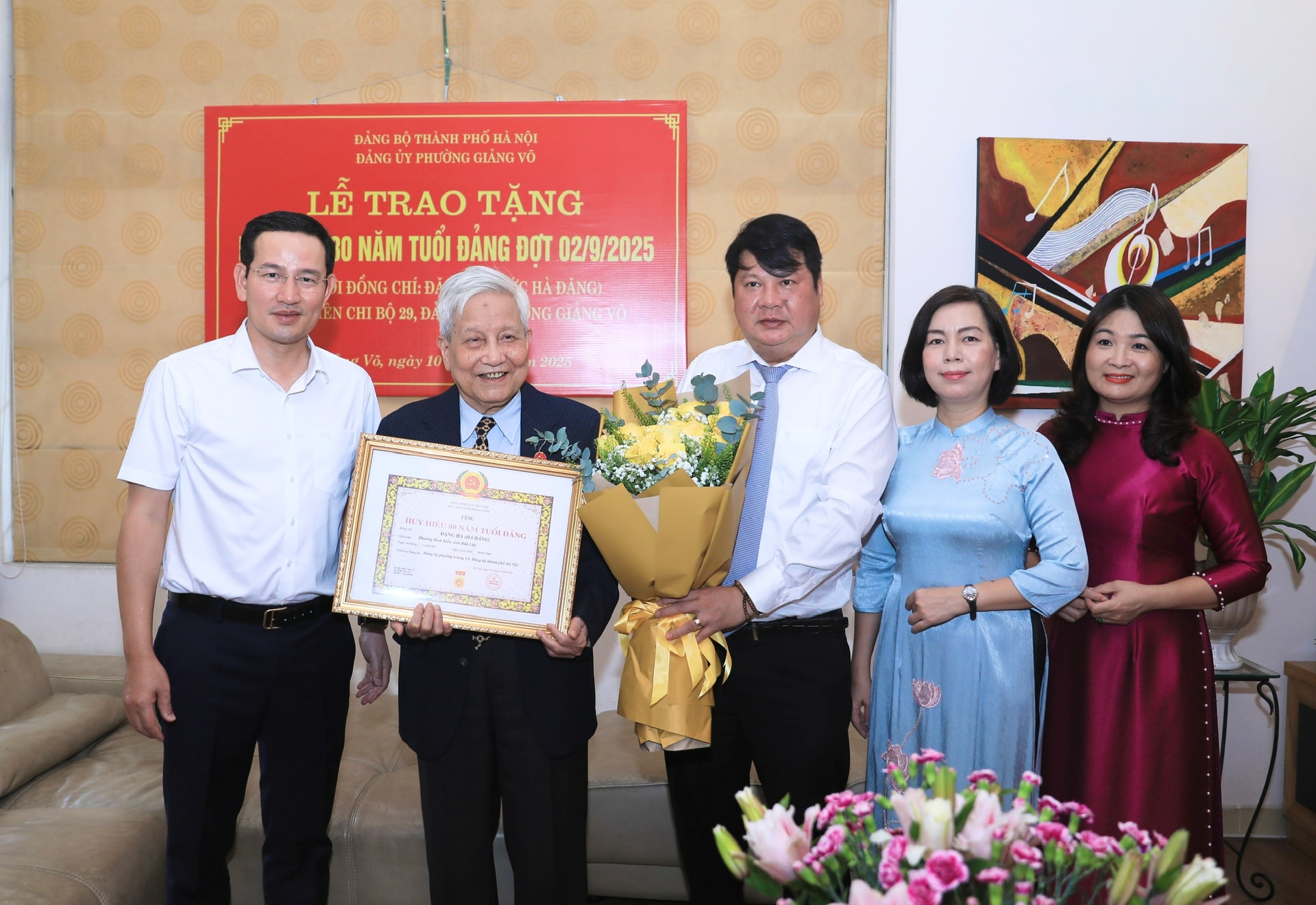 Trao Huy hiệu 80 năm tuổi Đảng tặng Nhà báo lão thành Hà Đăng- Ảnh 4.