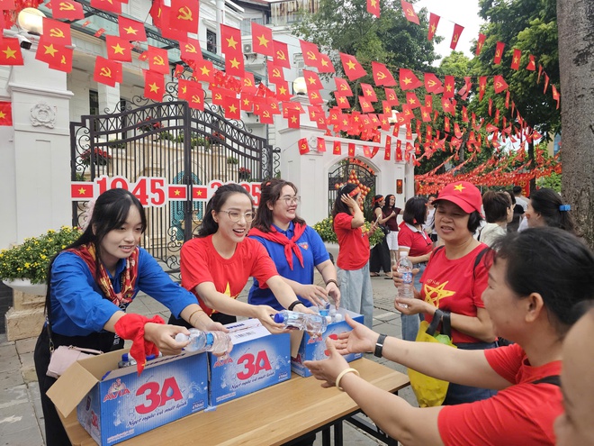 Hanoi press center spreads warmth during A80 celebrations- Ảnh 1.