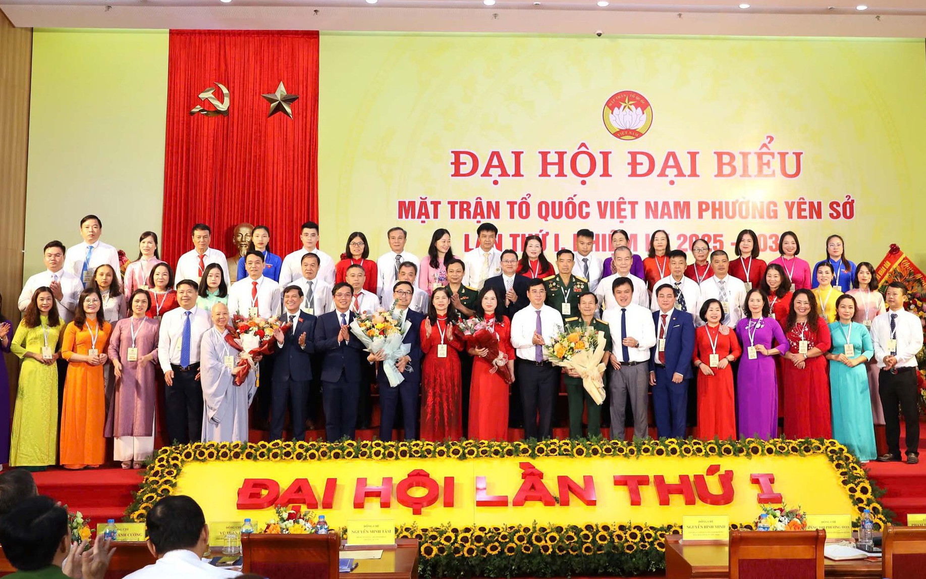 Các đại biểu tặng hoa chúc mừng Ban Chấp hành MTTQ Việt Nam phường Yên Sở, nhiệm kỳ 2025-2030