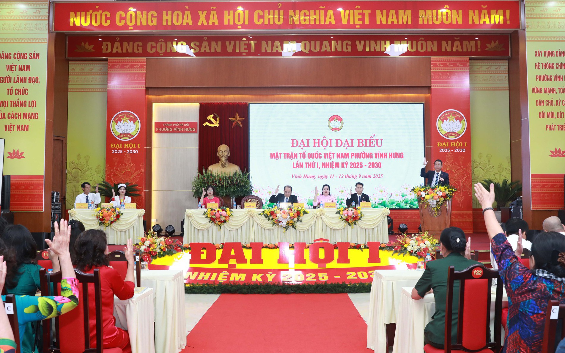 Các đại biểu biểu quyết tại phiên làm việc thứ nhất Đại hội