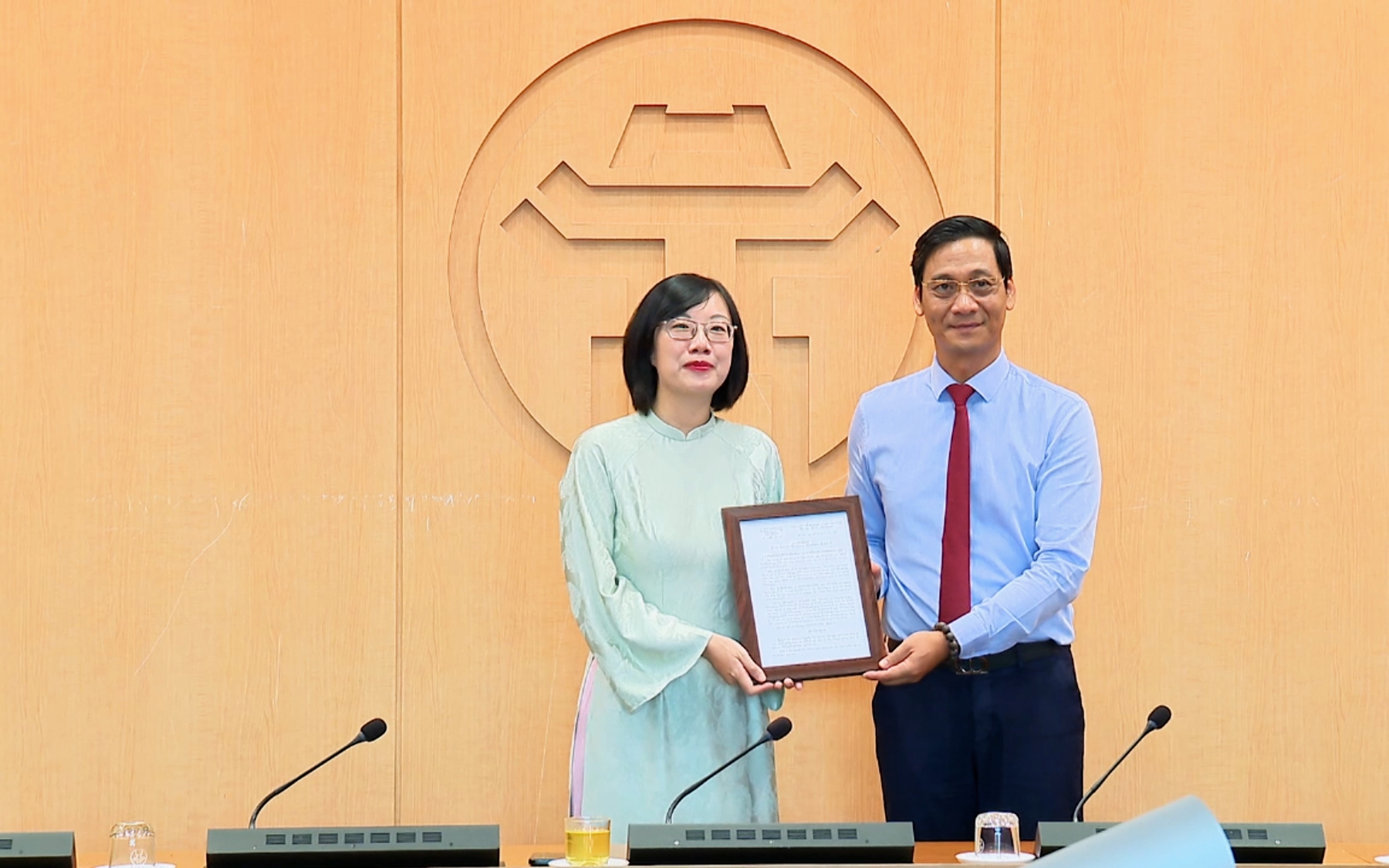 Chánh Văn phòng UBND Thành phố Lê Thanh Nam trao quyết định chúc mừng đồng chí Nguyễn Thu Hương