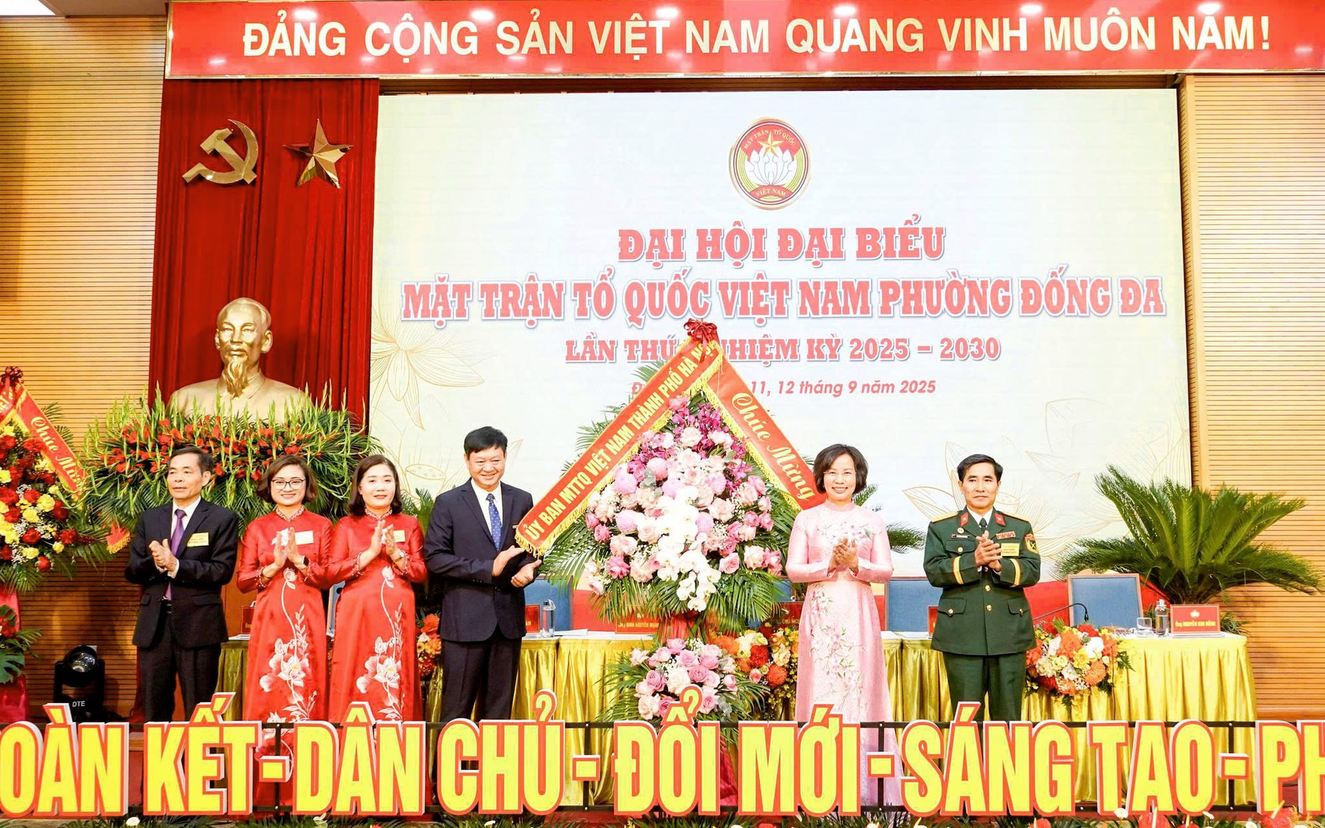Phó Chủ tịch Thường trực Ủy ban Mặt trận Tổ quốc Việt Nam thành phố Hà Nội Bùi Huyền Mai tặng hoa chúc mừng Đại hội.