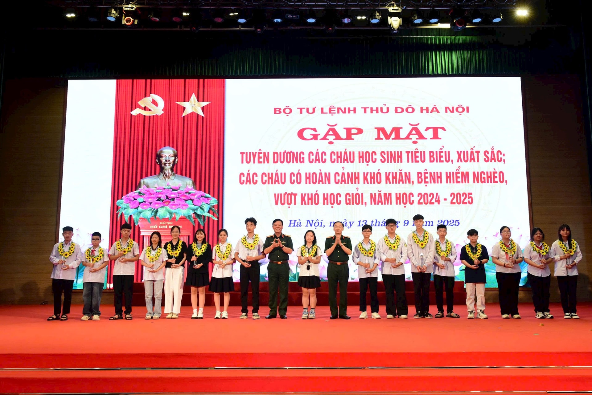 Bộ Tư lệnh Thủ đô Hà Nội gặp mặt, tuyên dương học sinh tiêu biểu, xuất sắc- Ảnh 2.