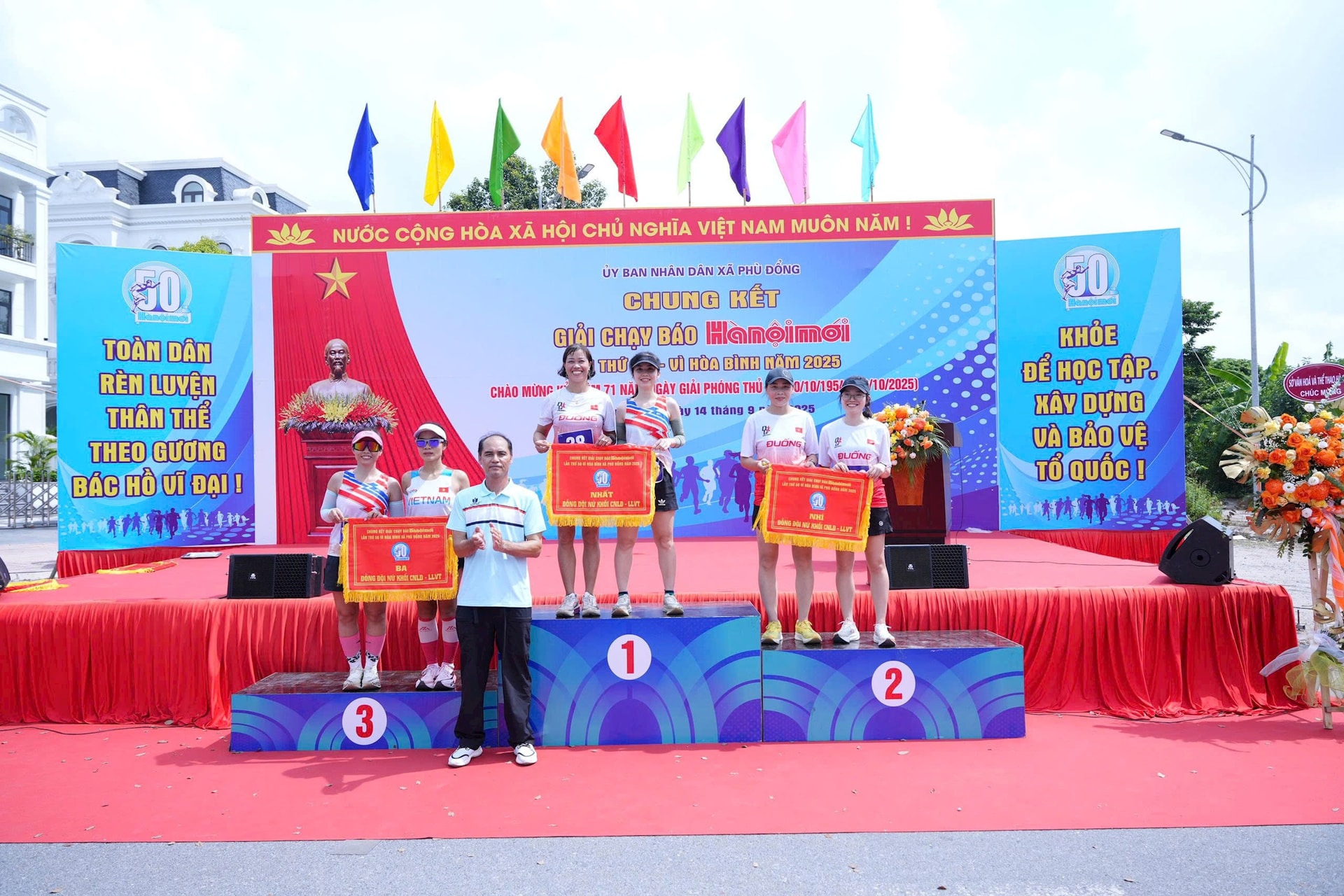 Hơn 300 VĐV tham gia chung kết Giải chạy Báo Hànộimới mở rộng lần thứ 50 - Vì hòa bình xã Phù Đổng- Ảnh 3.