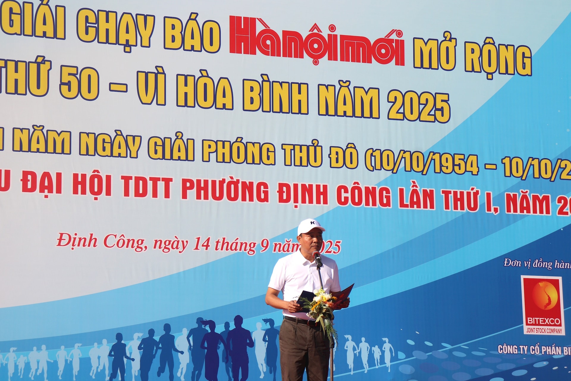 Phường Định Công: 700 vận động viên dự Chung kết Giải chạy Báo Hànộimới mở rộng lần thứ 50 - Vì hòa bình năm 2025- Ảnh 1.