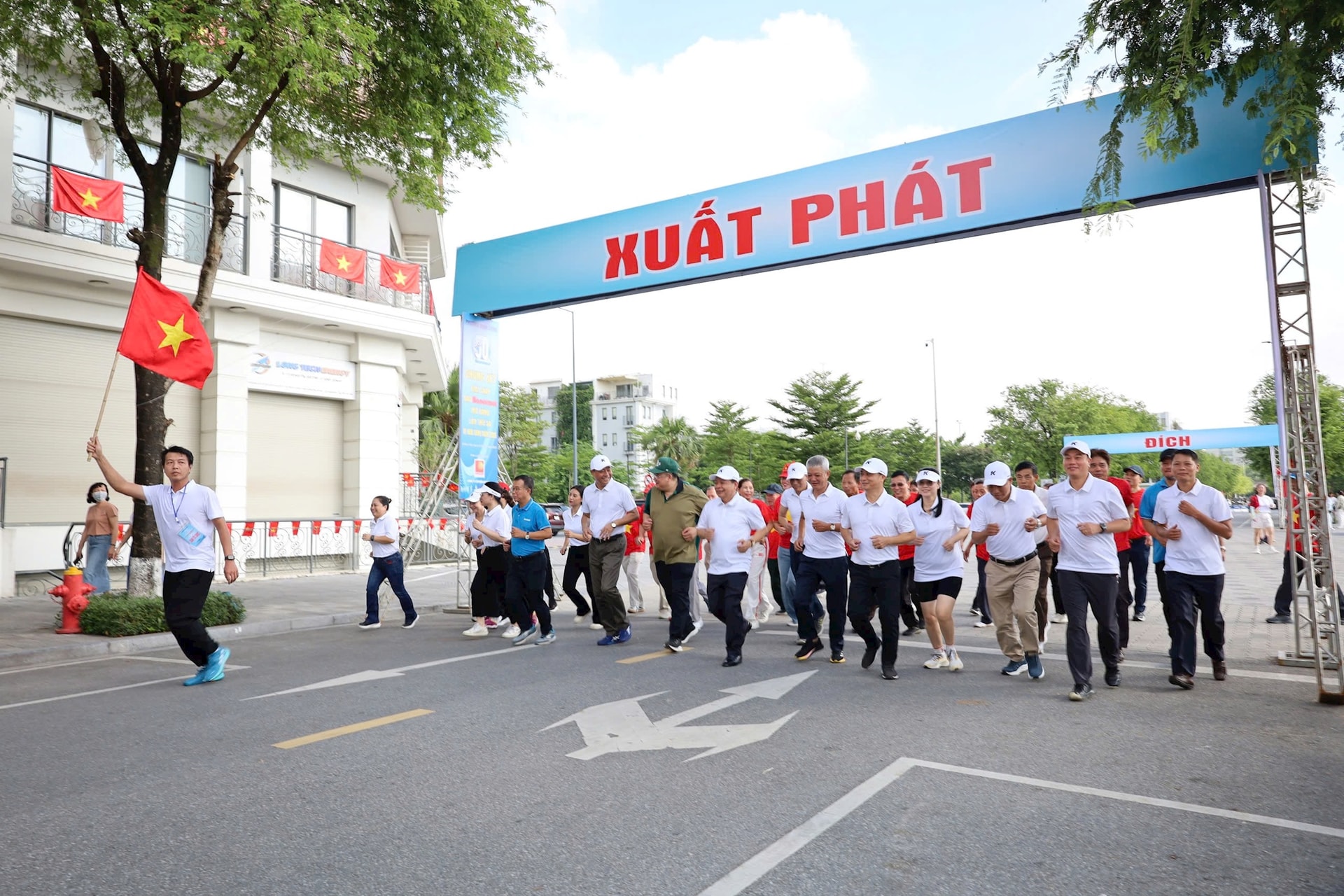 Phường Định Công: 700 vận động viên dự Chung kết Giải chạy Báo Hànộimới mở rộng lần thứ 50 - Vì hòa bình năm 2025- Ảnh 4.