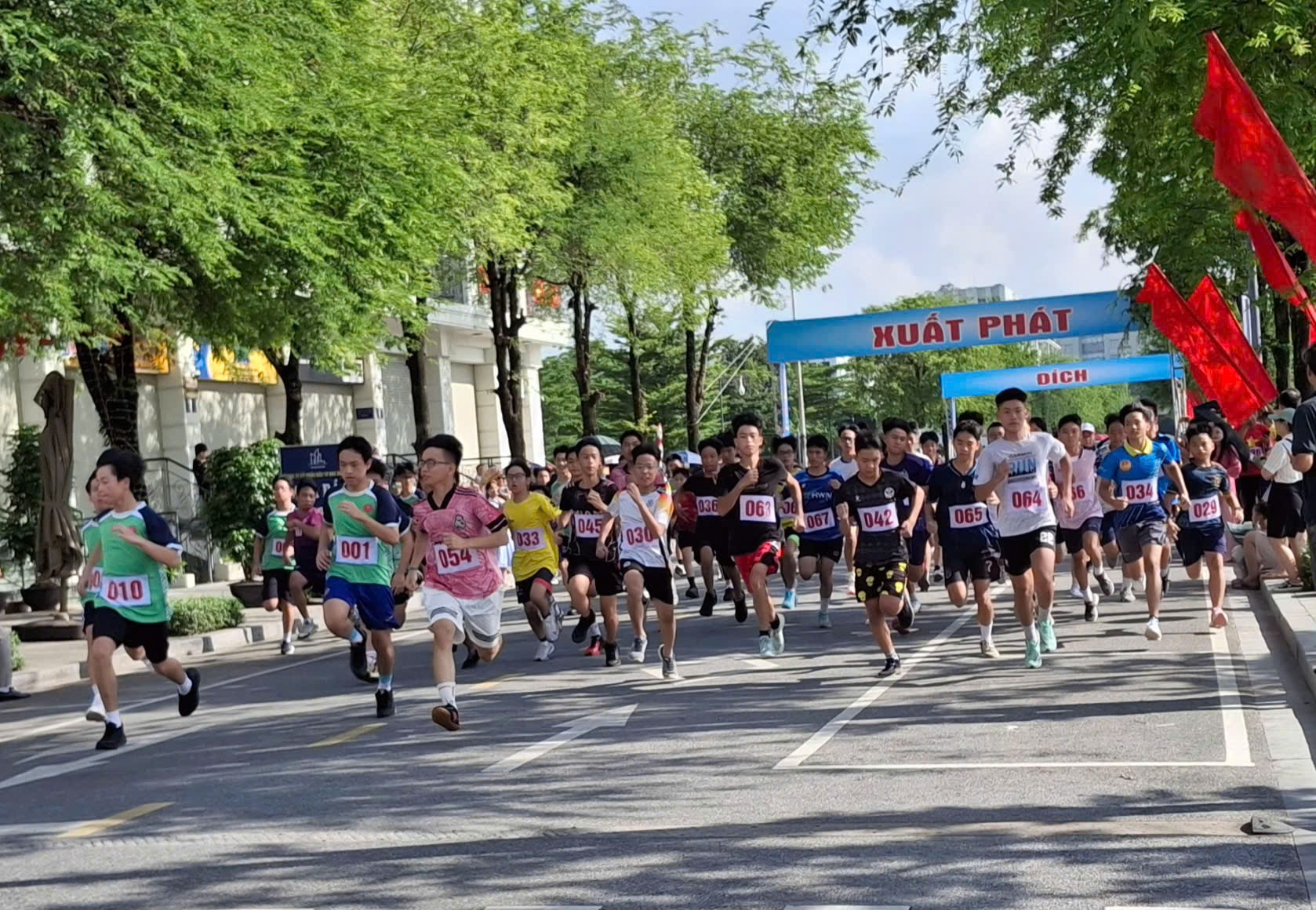 Phường Định Công: 700 vận động viên dự Chung kết Giải chạy Báo Hànộimới mở rộng lần thứ 50 - Vì hòa bình năm 2025- Ảnh 5.