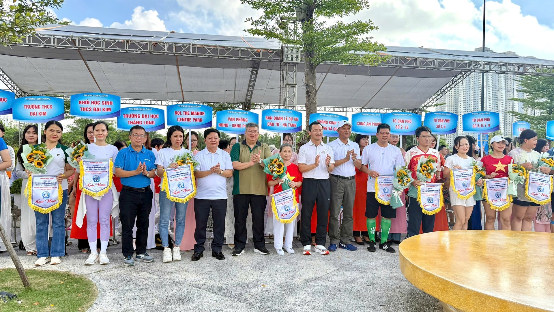 Phường Định Công: 700 vận động viên dự Chung kết Giải chạy Báo Hànộimới mở rộng lần thứ 50 - Vì hòa bình năm 2025- Ảnh 3.