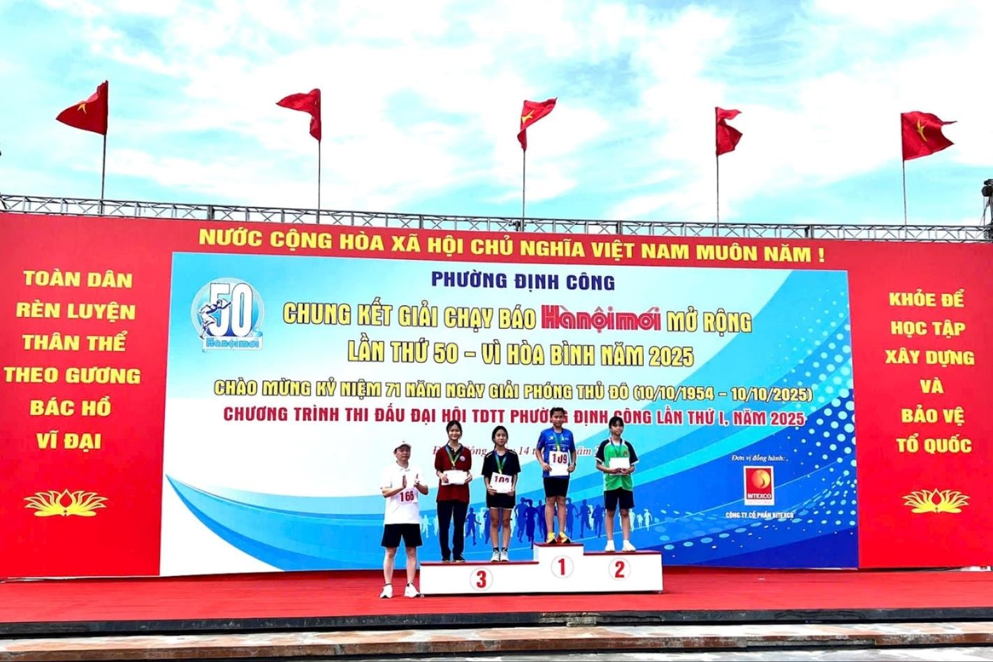 Phường Định Công: 700 vận động viên dự Chung kết Giải chạy Báo Hànộimới mở rộng lần thứ 50 - Vì hòa bình năm 2025- Ảnh 9.