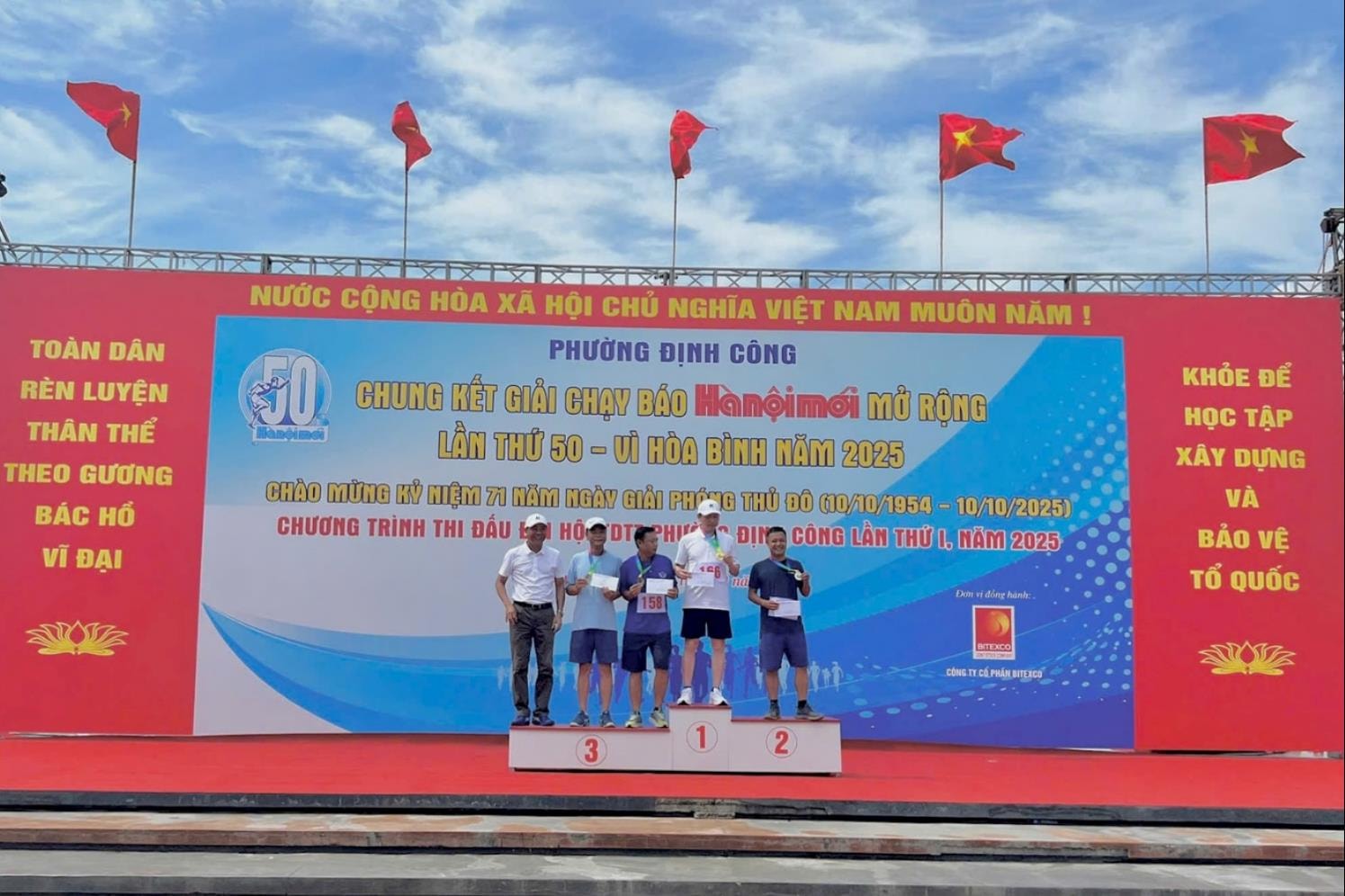 Phường Định Công: 700 vận động viên dự Chung kết Giải chạy Báo Hànộimới mở rộng lần thứ 50 - Vì hòa bình năm 2025- Ảnh 6.