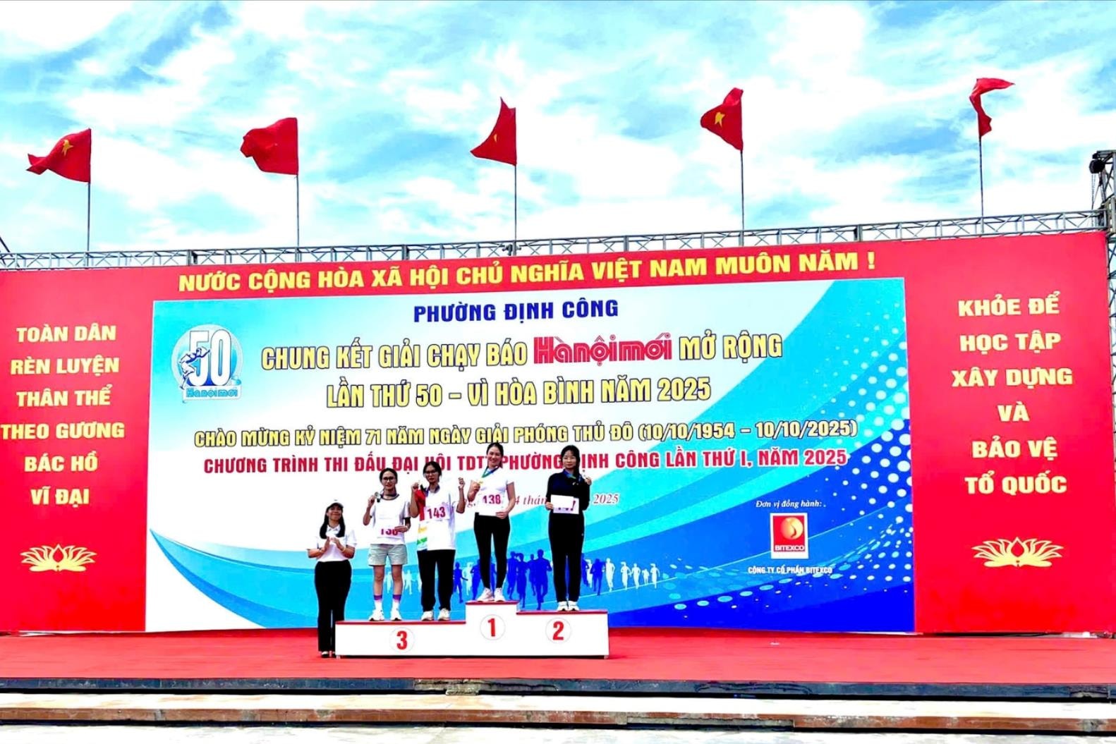 Phường Định Công: 700 vận động viên dự Chung kết Giải chạy Báo Hànộimới mở rộng lần thứ 50 - Vì hòa bình năm 2025- Ảnh 7.