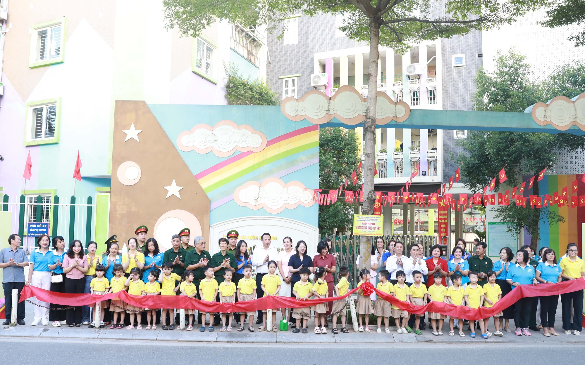 Các đại biểu khánh thành mô hình “Đường hoa Đại đoàn kết”