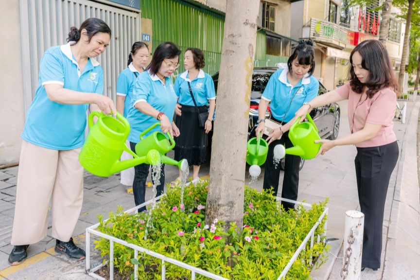 Phường Hai Bà Trưng ra mắt mô hình “Đường hoa Đại đoàn kết”- Ảnh 2.