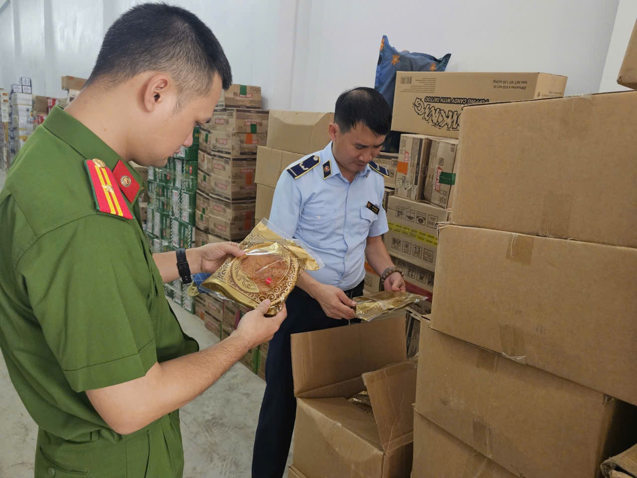 Chi cục Quản lý thị trường Hà Nội thu giữ 600 bánh trung thu nhập lậu- Ảnh 1.