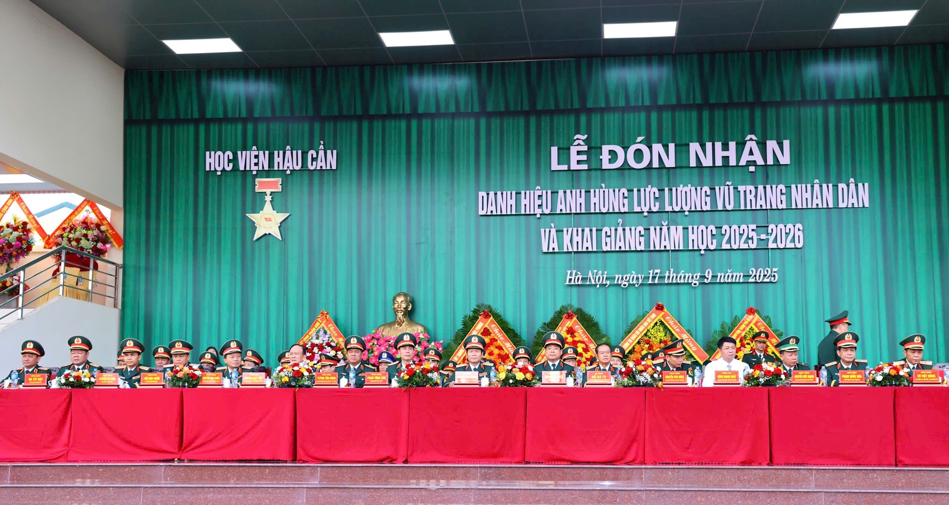 Học viện Hậu cần đón nhận danh hiệu Anh hùng Lực lượng vũ trang nhân dân lần thứ 2- Ảnh 1.